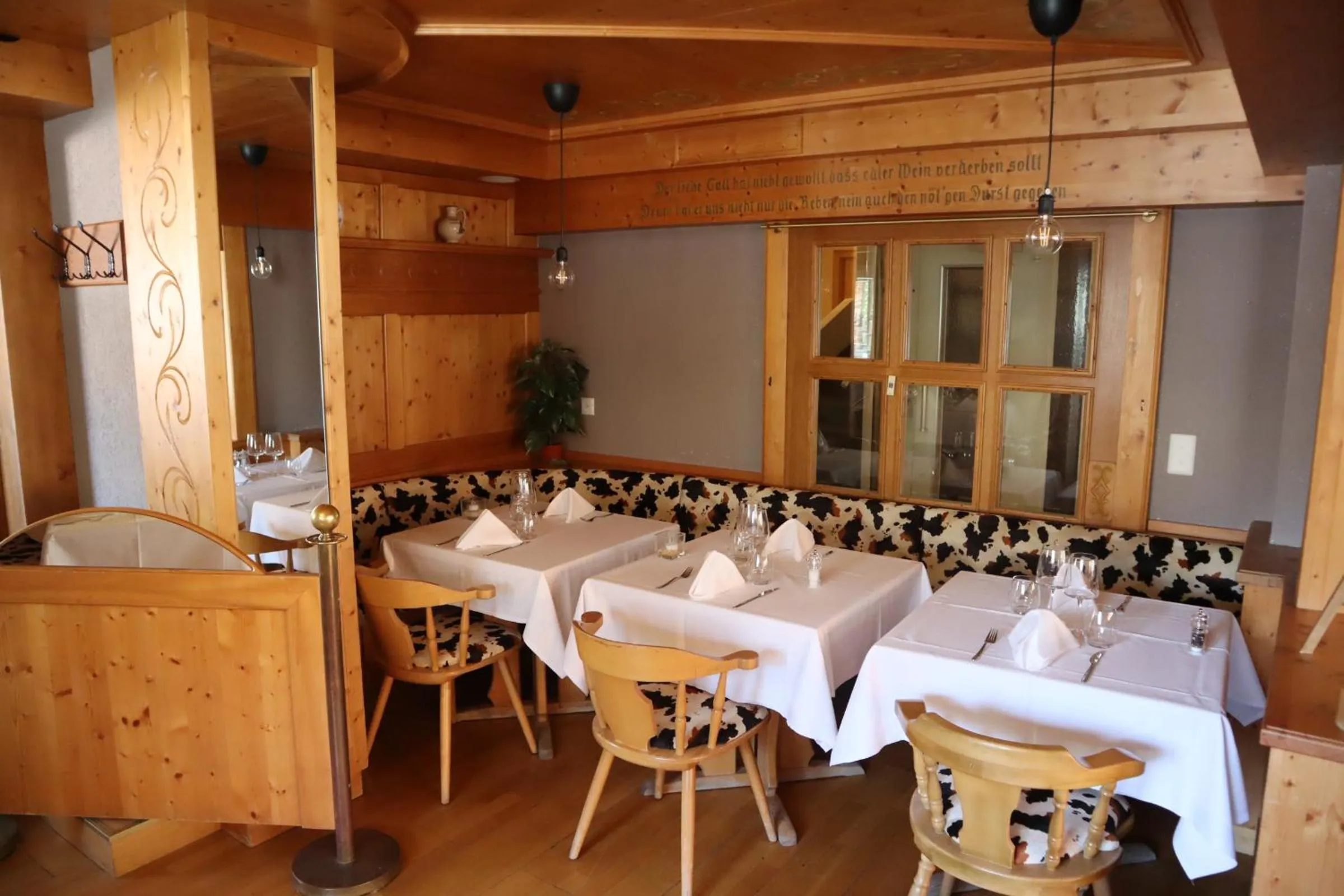 Restaurant/places to eat in Grichting Hotel & Serviced Apartments