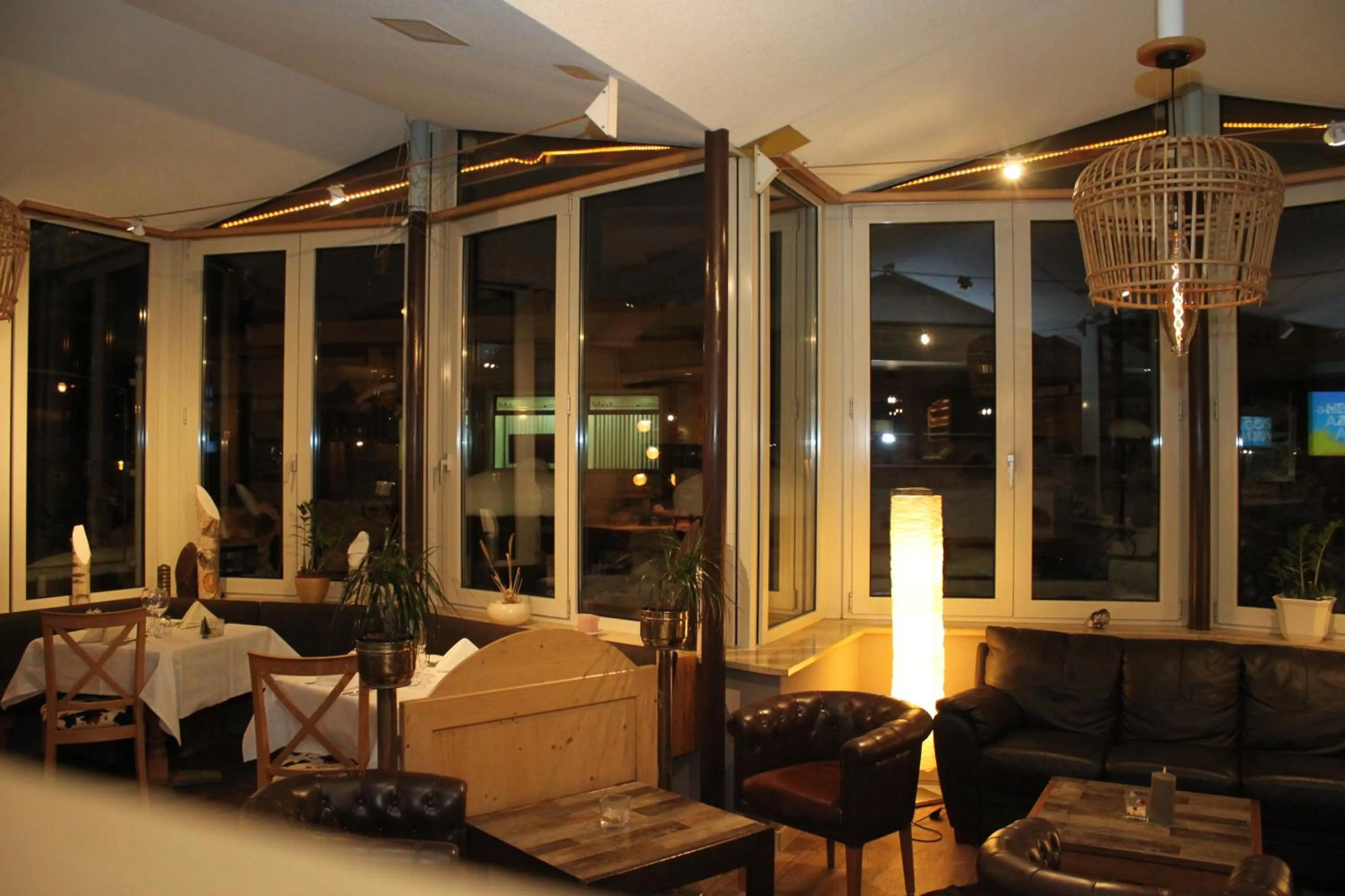 Restaurant/places to eat in Grichting Hotel & Serviced Apartments