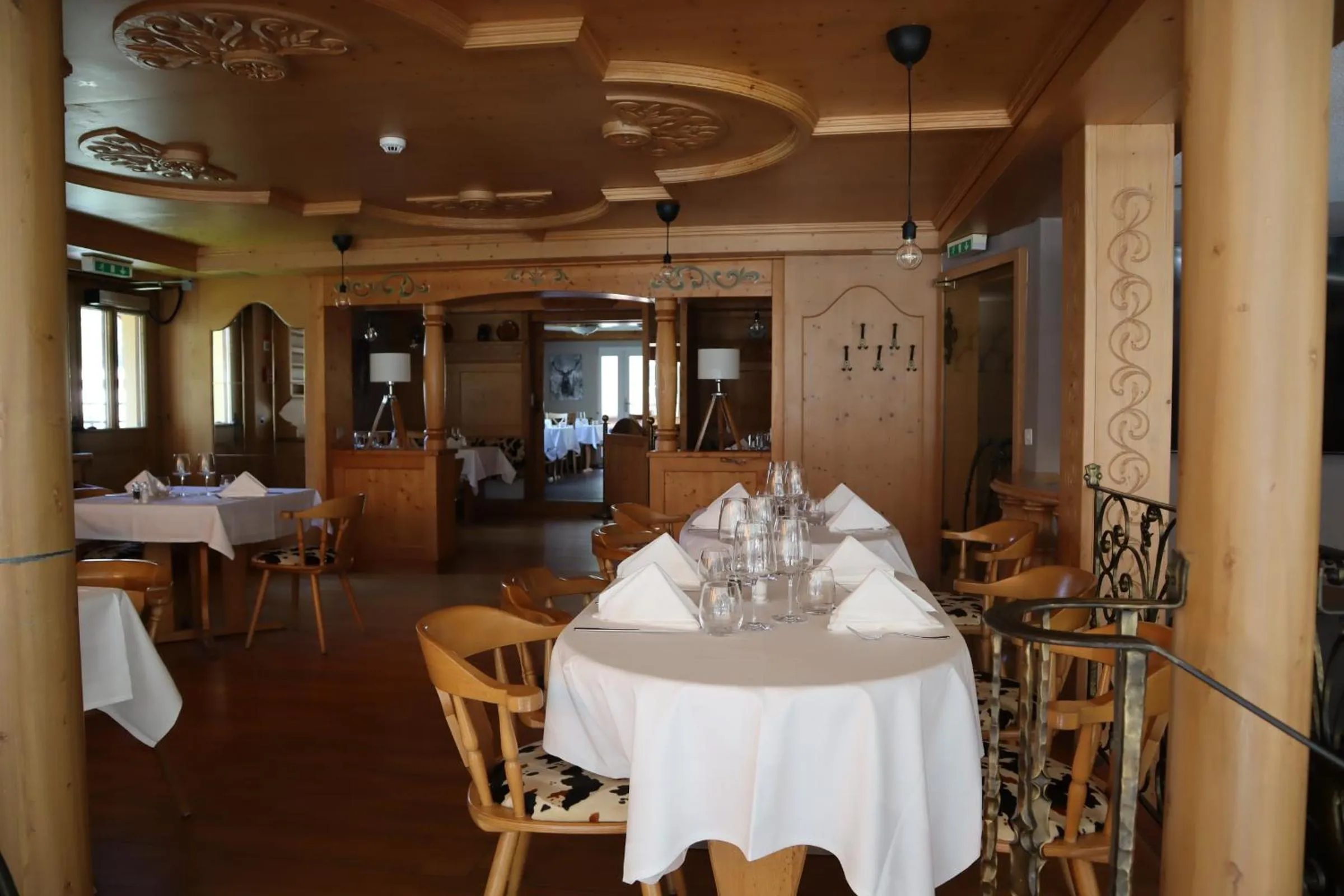 Restaurant/places to eat in Grichting Hotel & Serviced Apartments