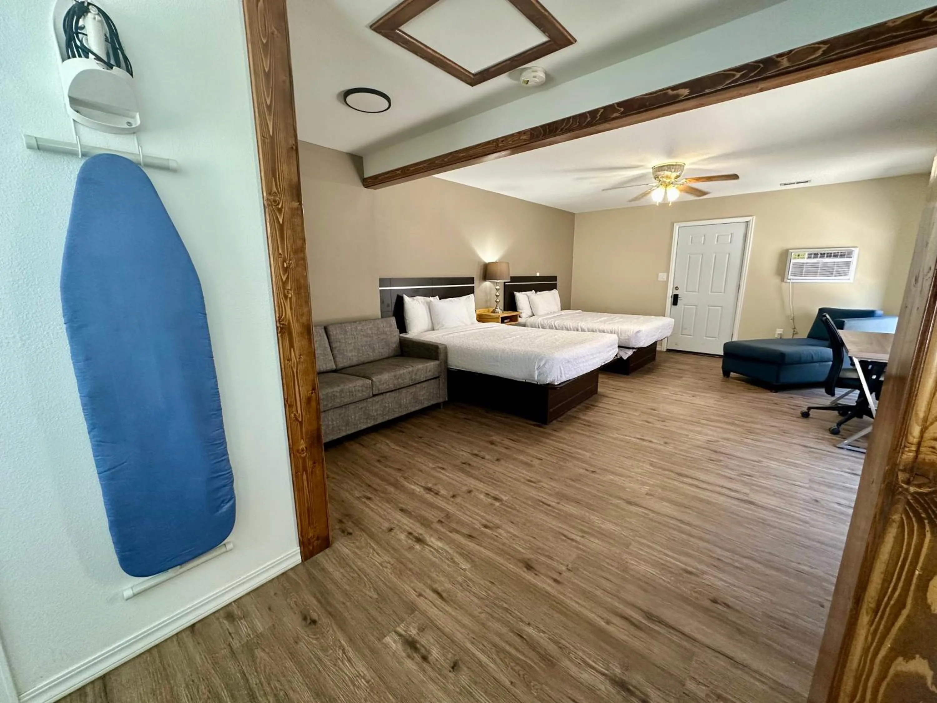 Photo of the whole room, Bed in Wapiti Lodge