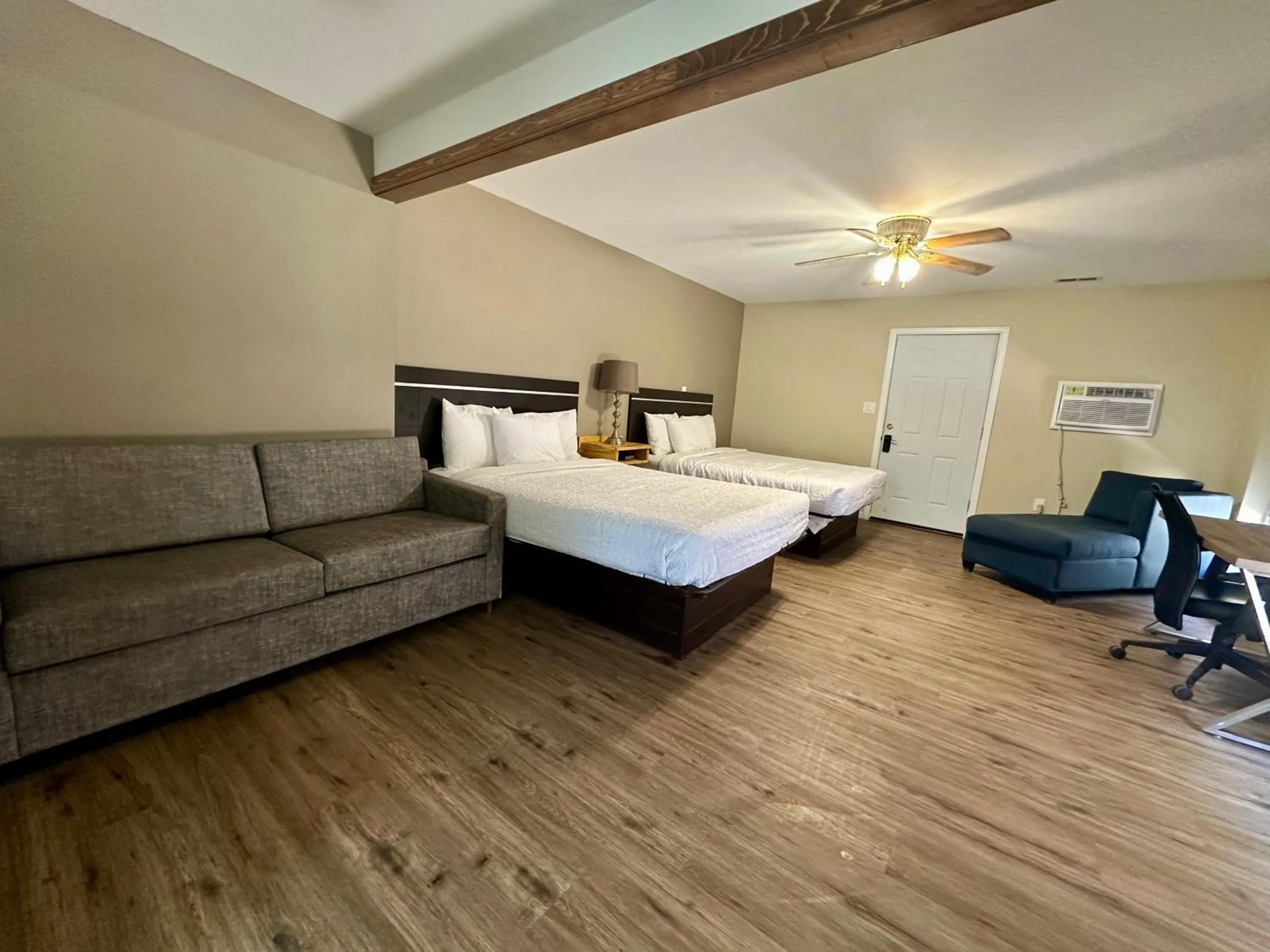 Photo of the whole room, Bed in Wapiti Lodge