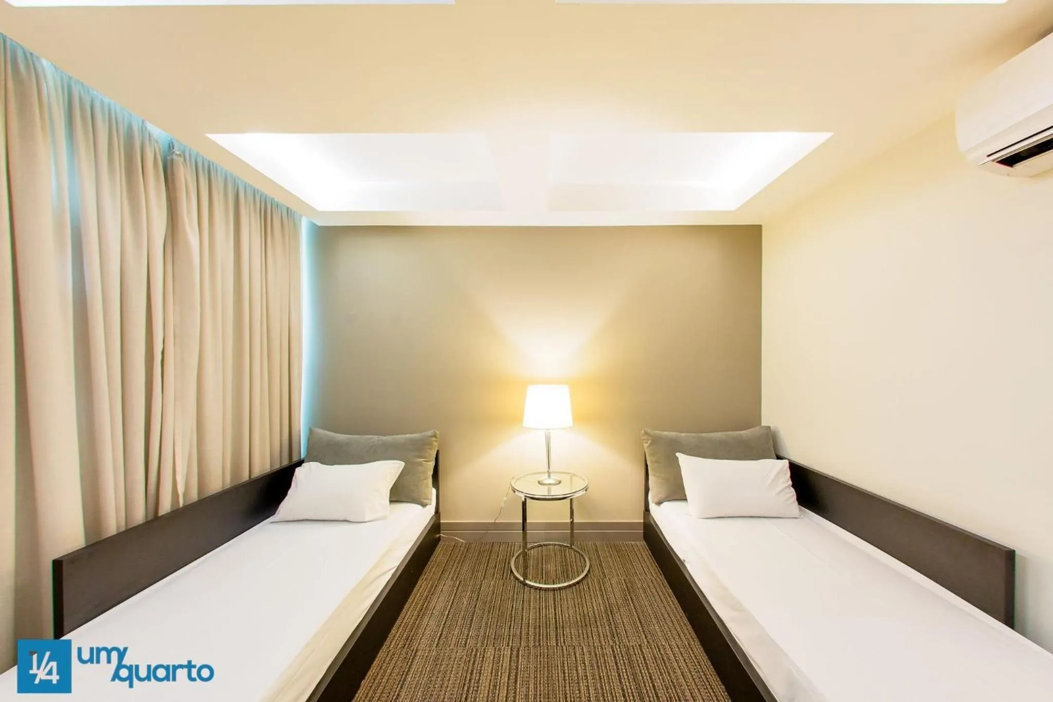 Bedroom, Bed in Manhattan Floor