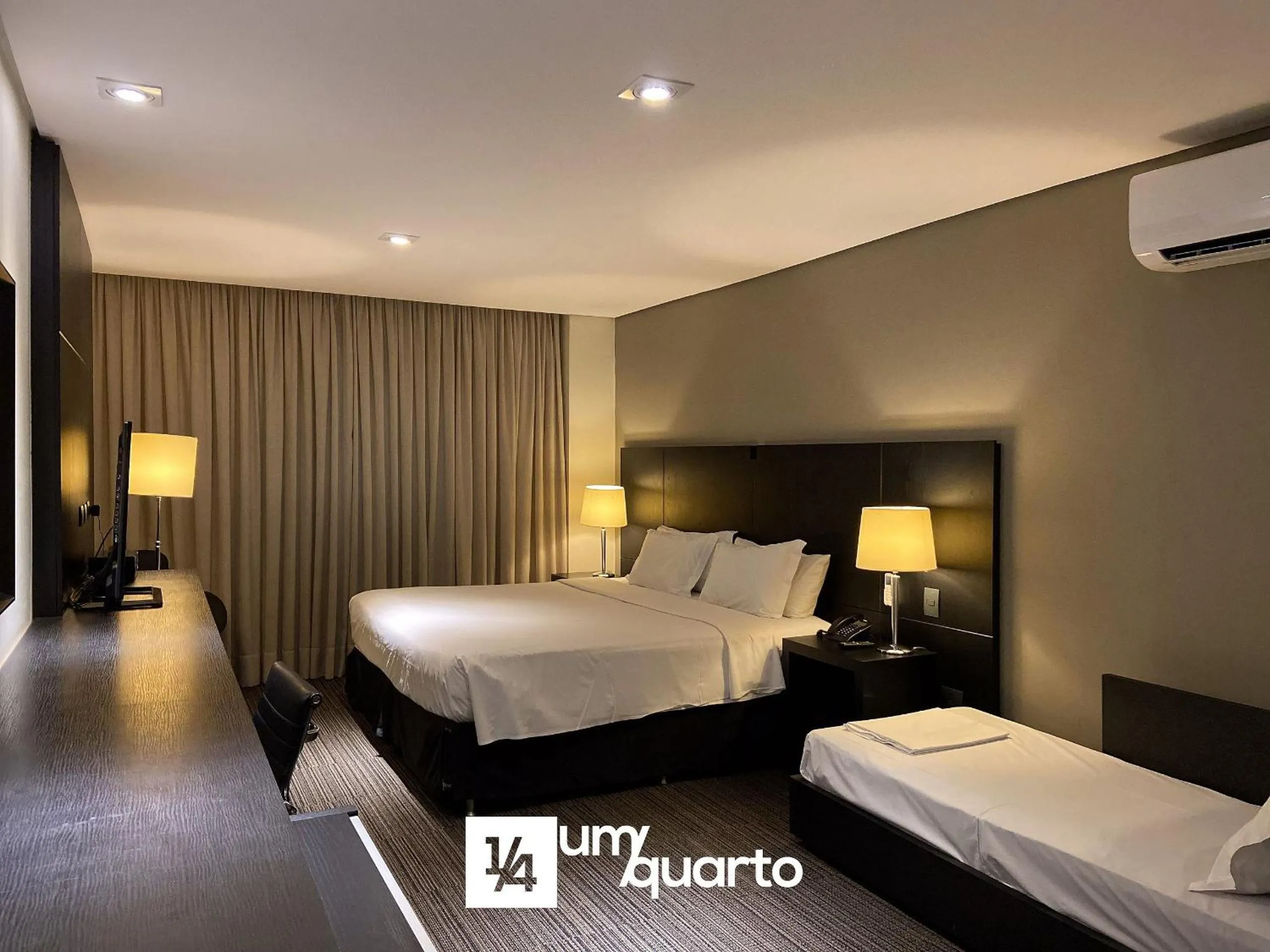 Bedroom, Bed in Manhattan Floor