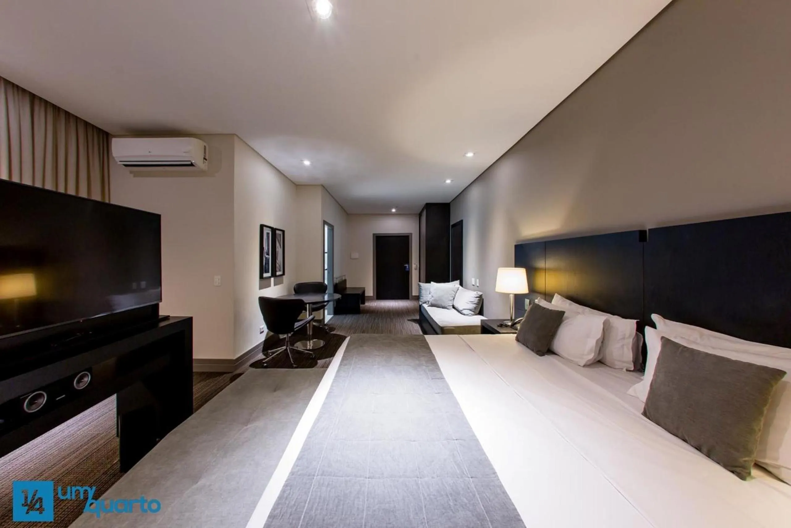 Bedroom, Bed in Manhattan Floor