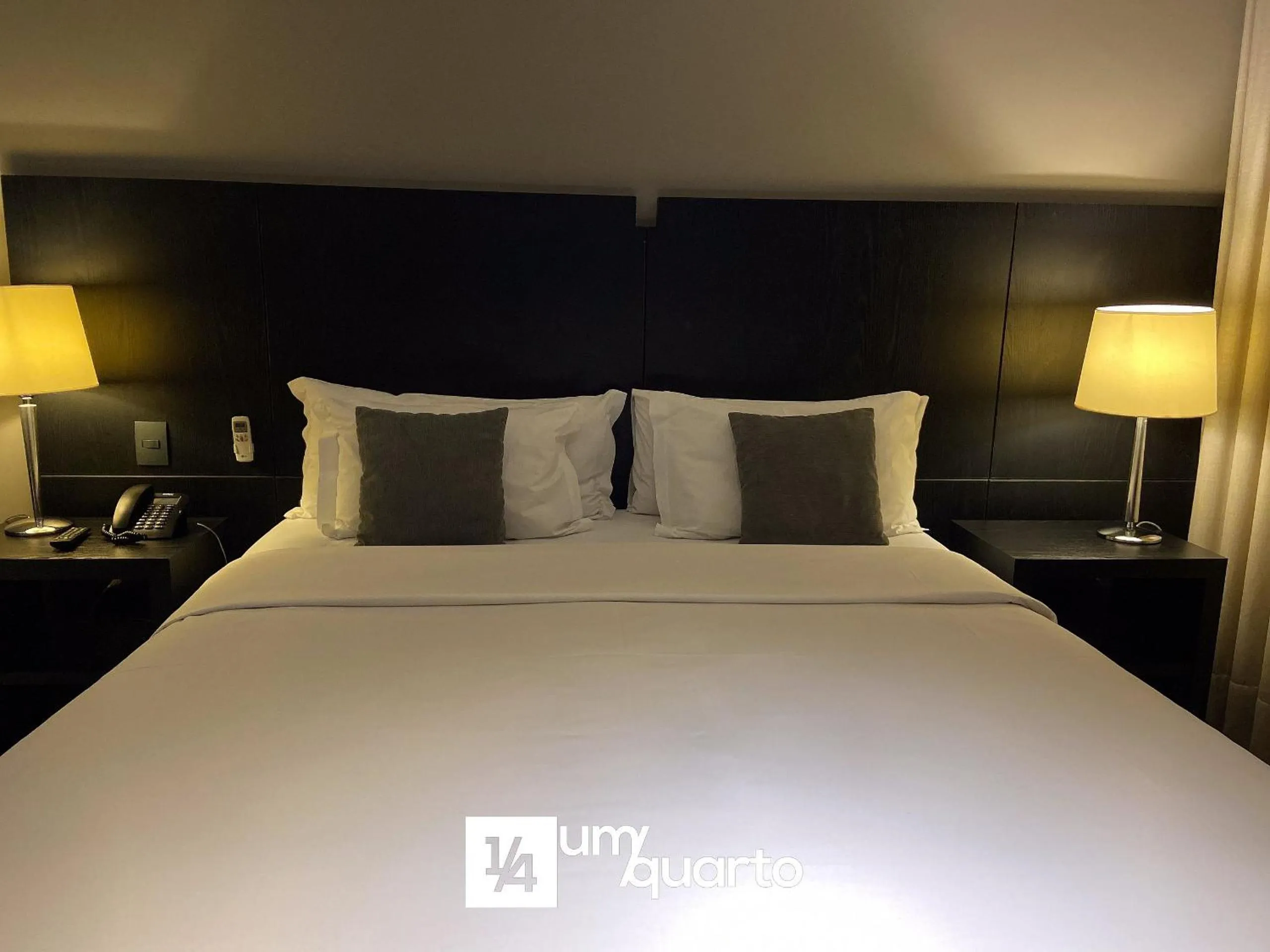 Bedroom, Bed in Manhattan Floor