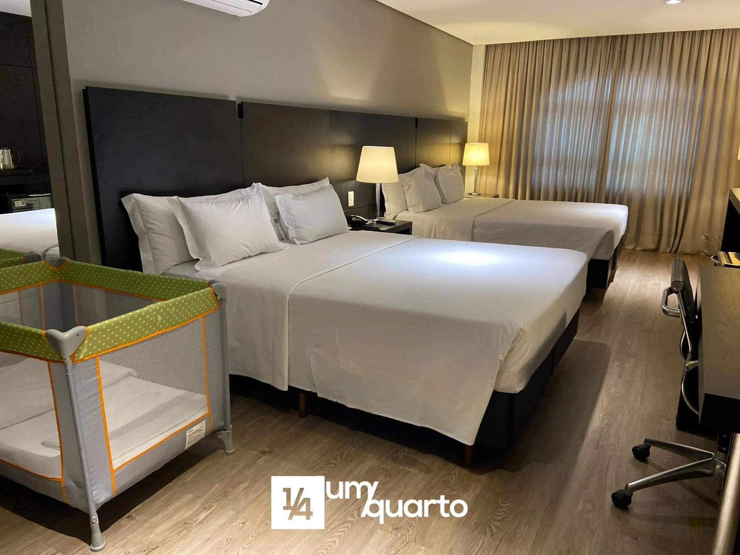 Bedroom, Bed in Manhattan Floor