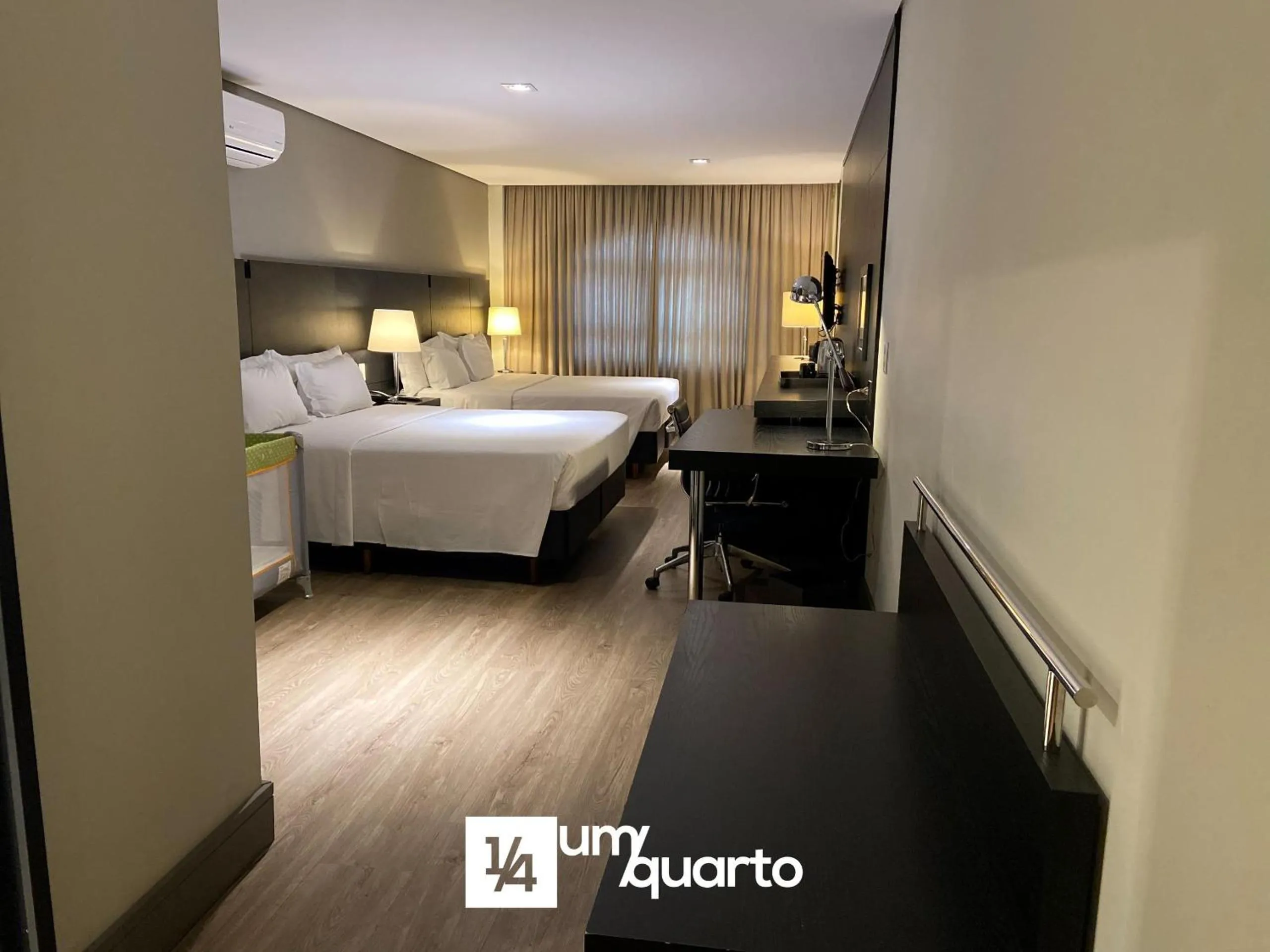 Bedroom, Bed in Manhattan Floor