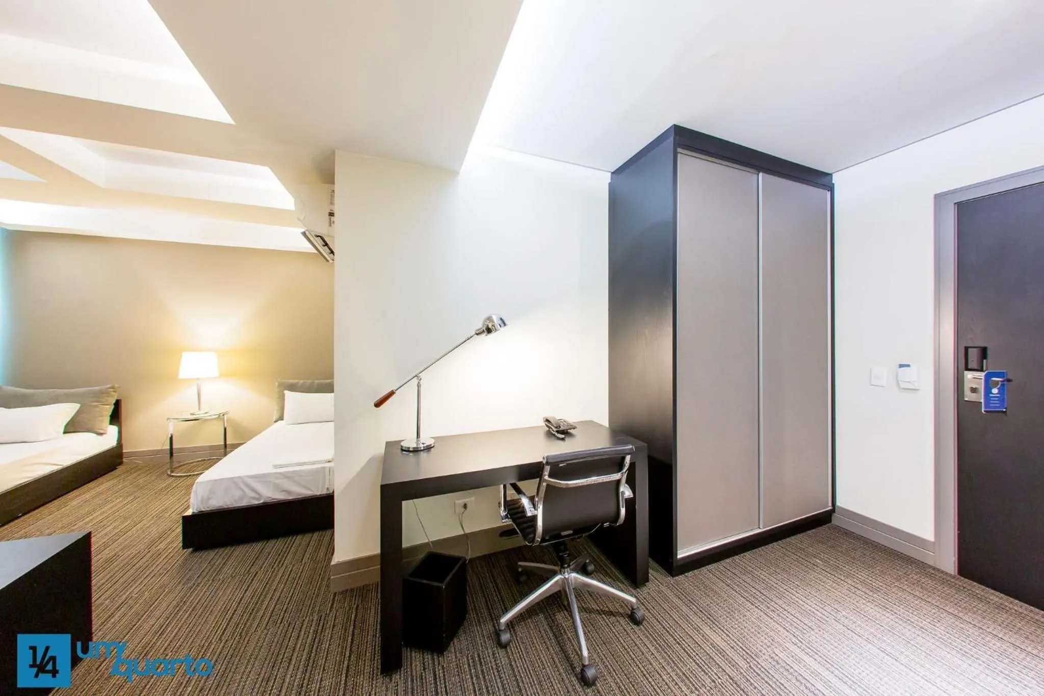 Bedroom, Bed in Manhattan Floor