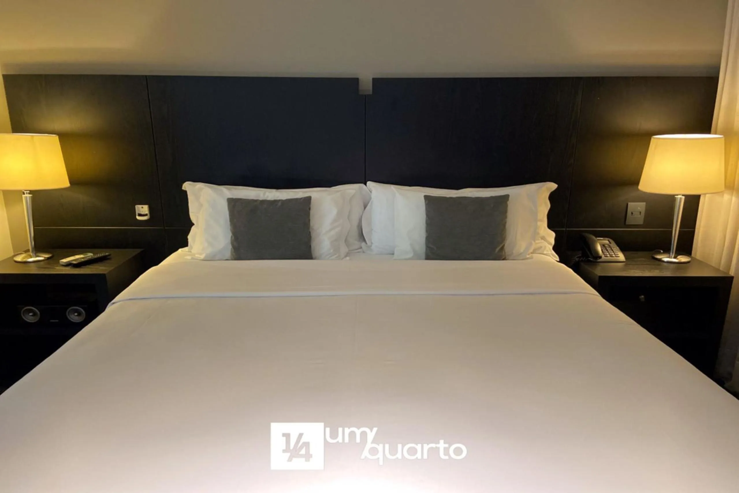 Bedroom, Bed in Manhattan Floor