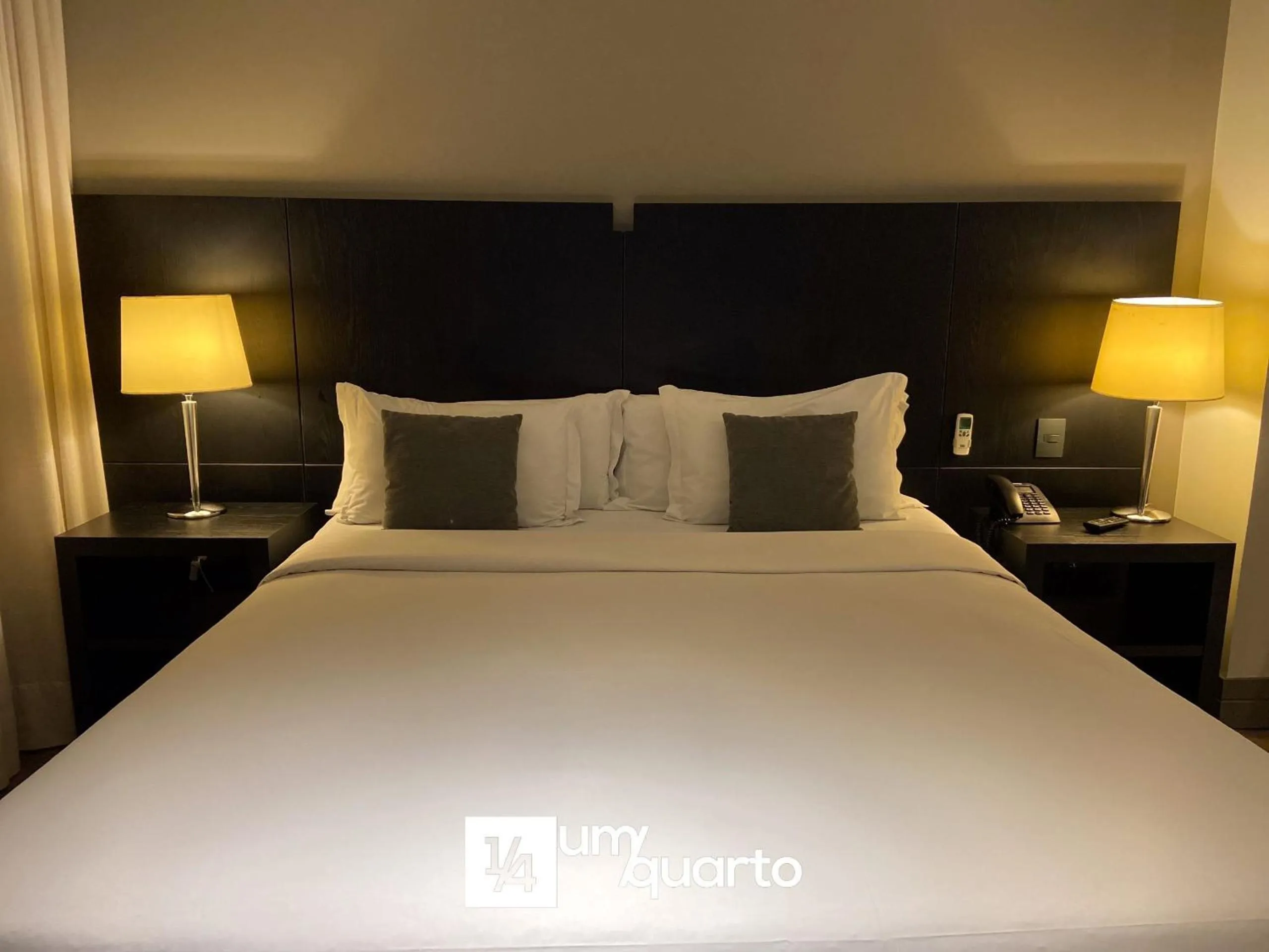 Bedroom, Bed in Manhattan Floor