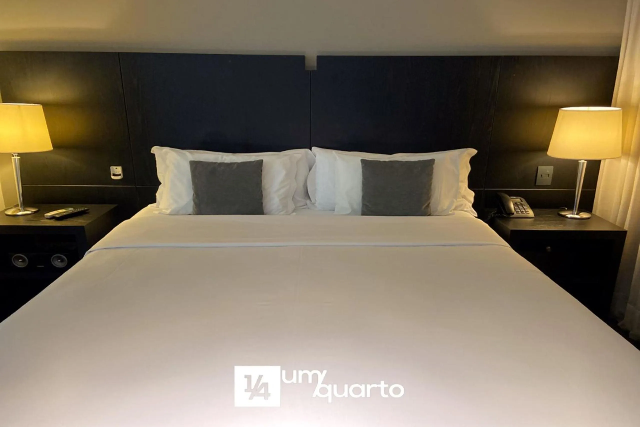 Bedroom, Bed in Manhattan Floor