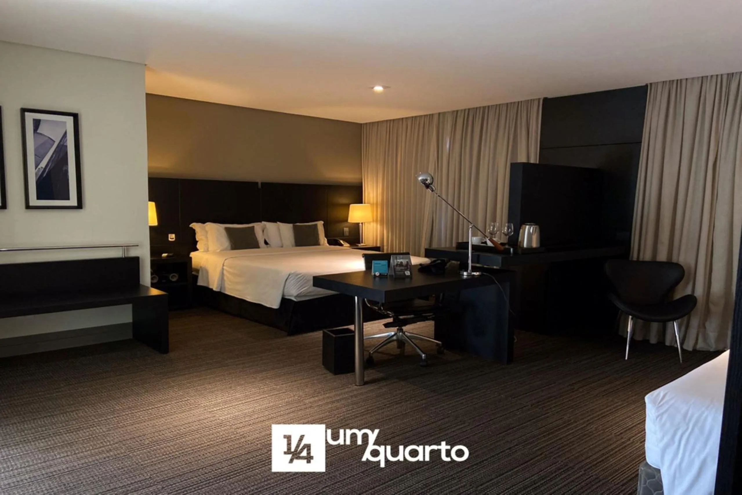 Bedroom, Bed in Manhattan Floor