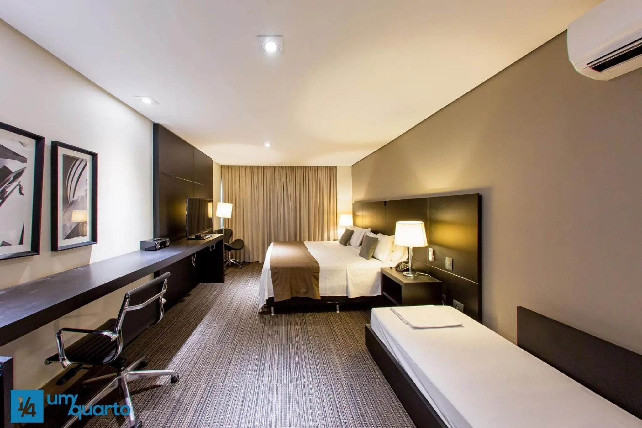 Bedroom, Bed in Manhattan Floor