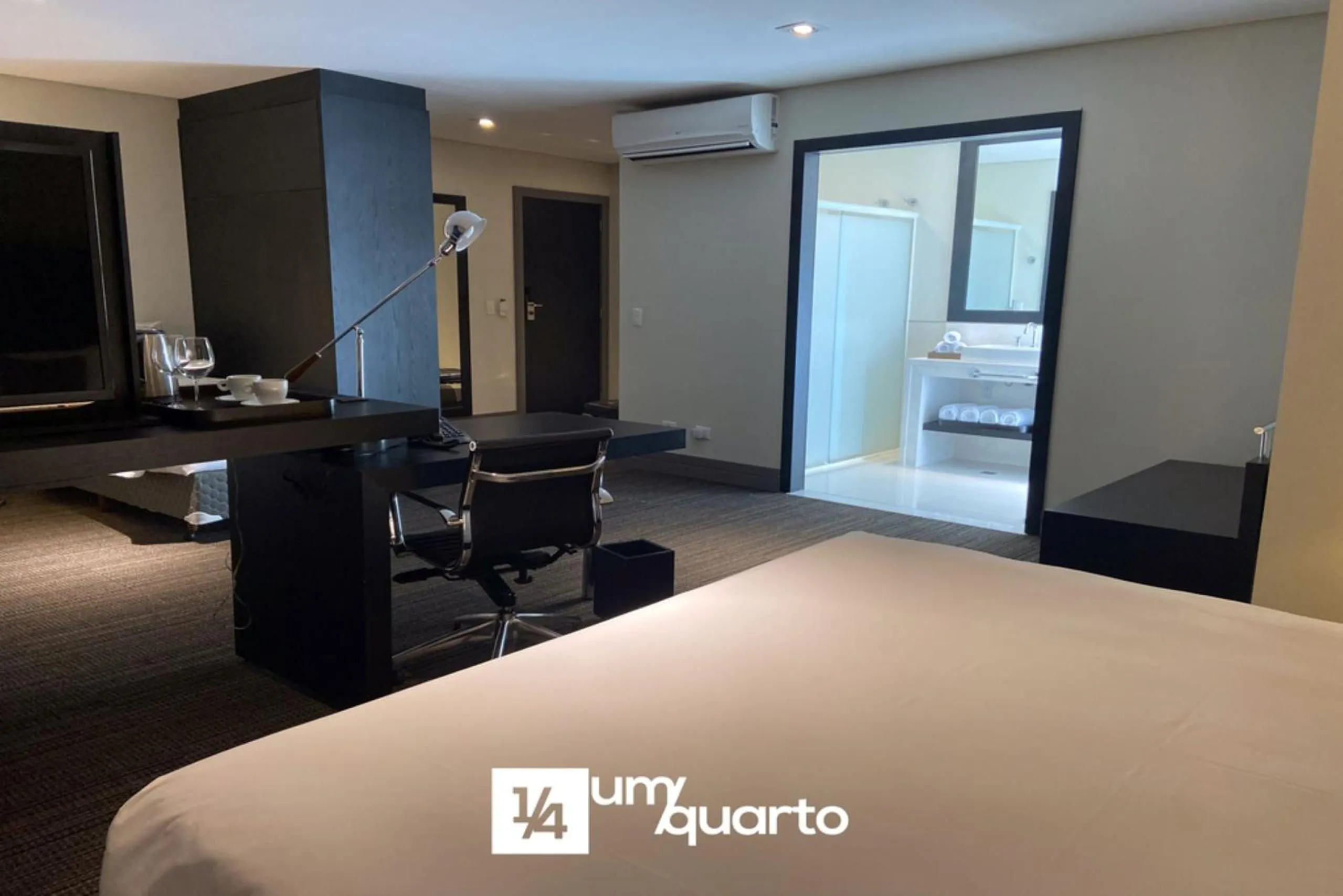 Bedroom, Bed in Manhattan Floor