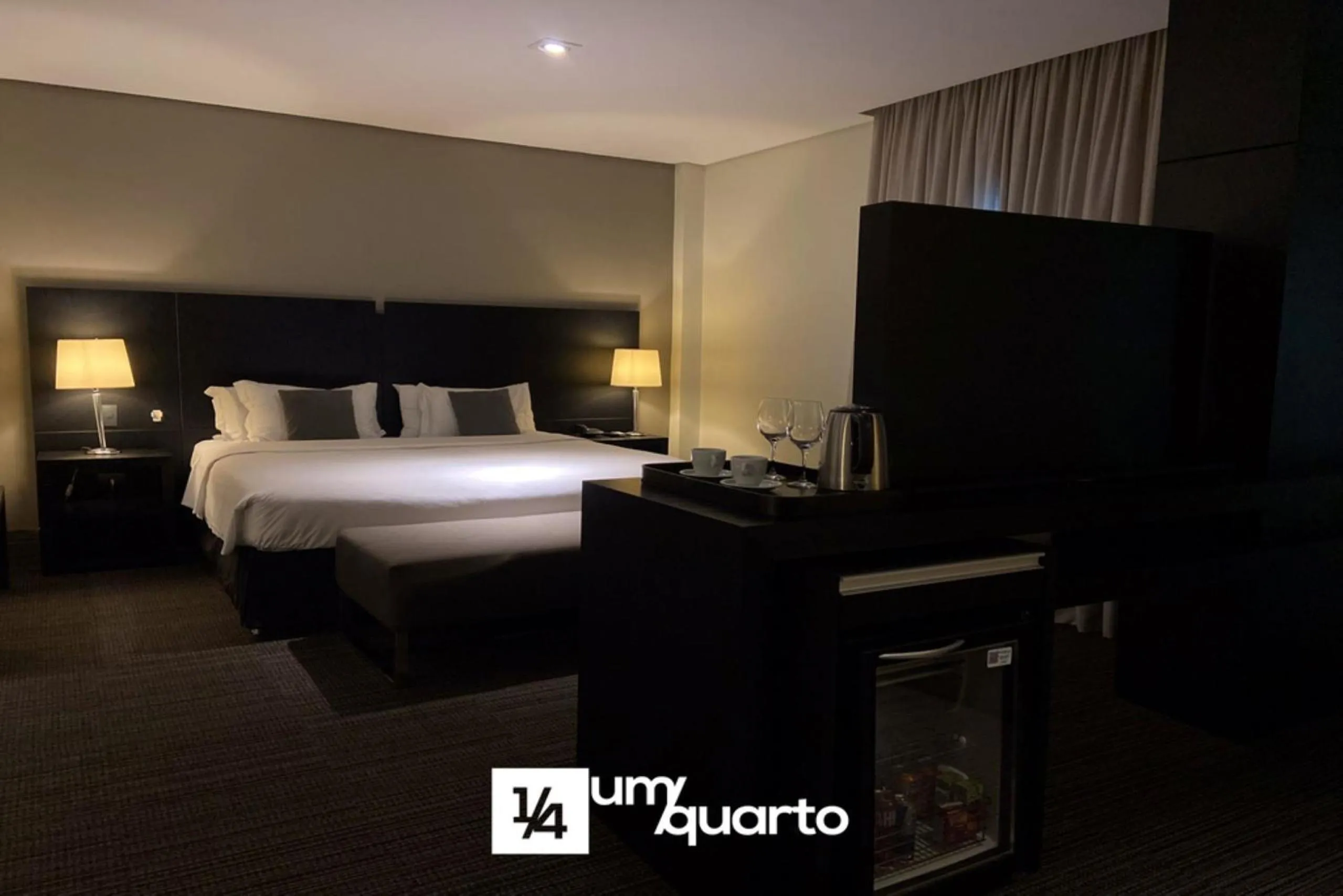 Bedroom, Bed in Manhattan Floor