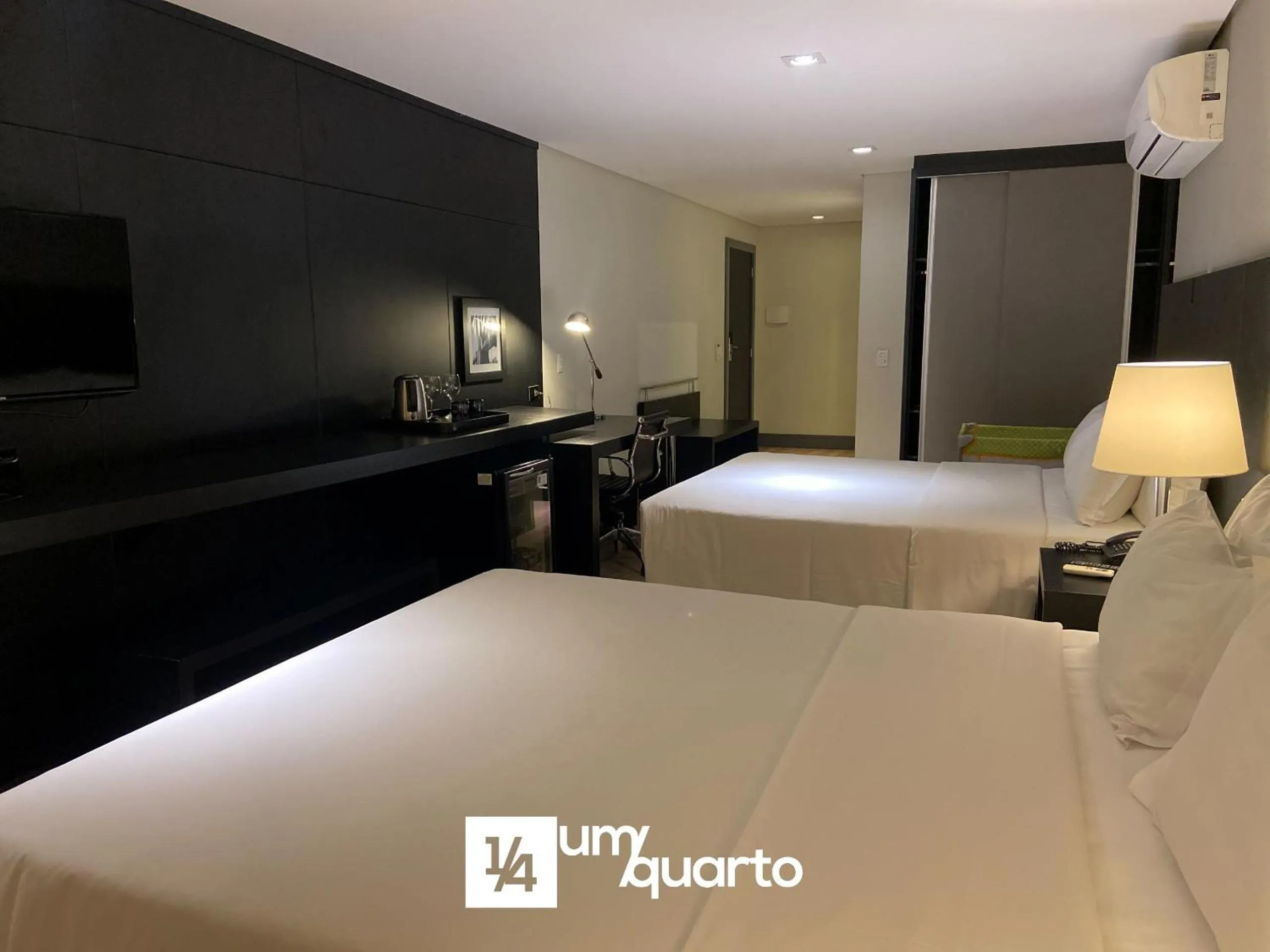 Bedroom, Bed in Manhattan Floor