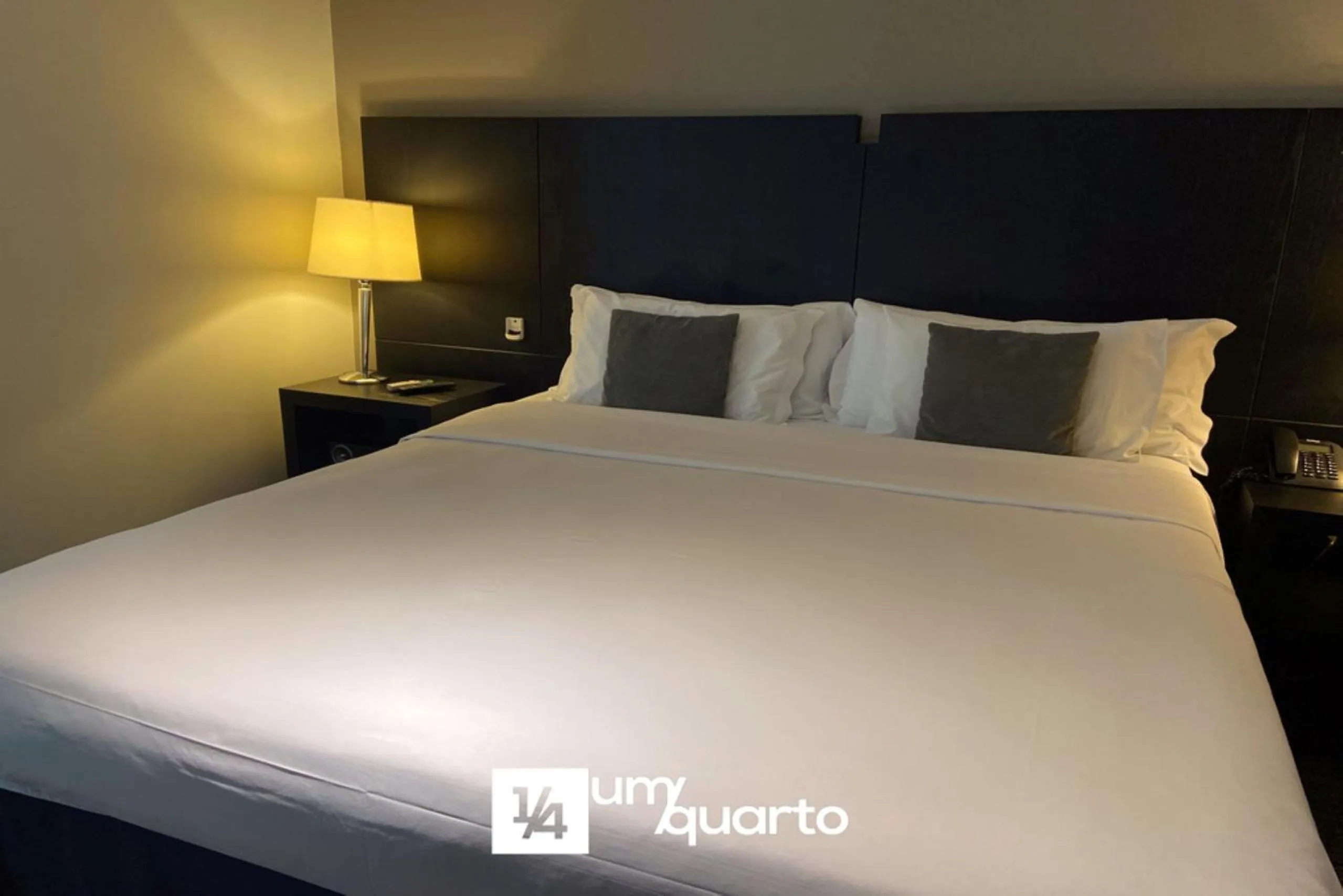 Bedroom, Bed in Manhattan Floor