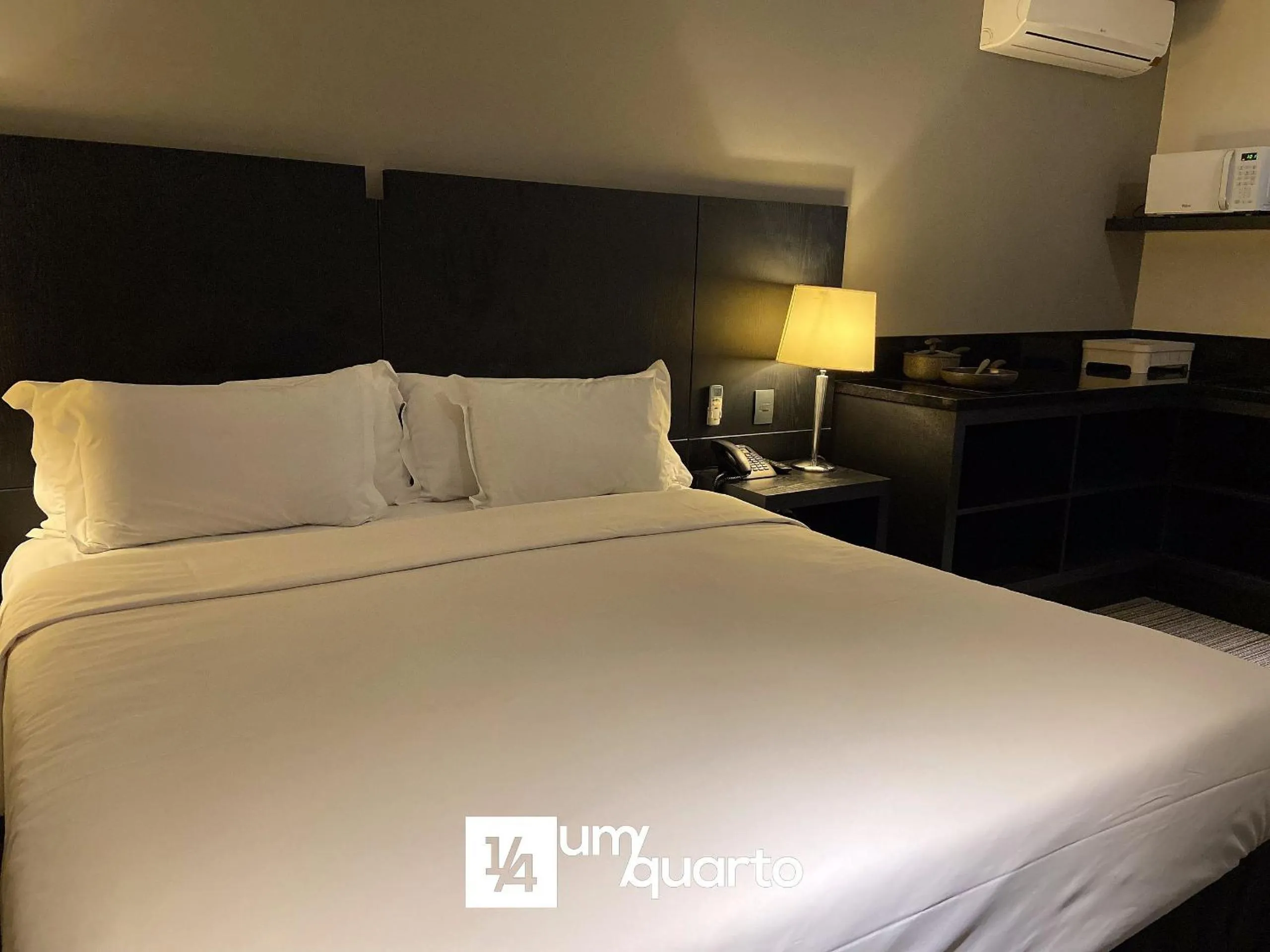 Bedroom, Bed in Manhattan Floor