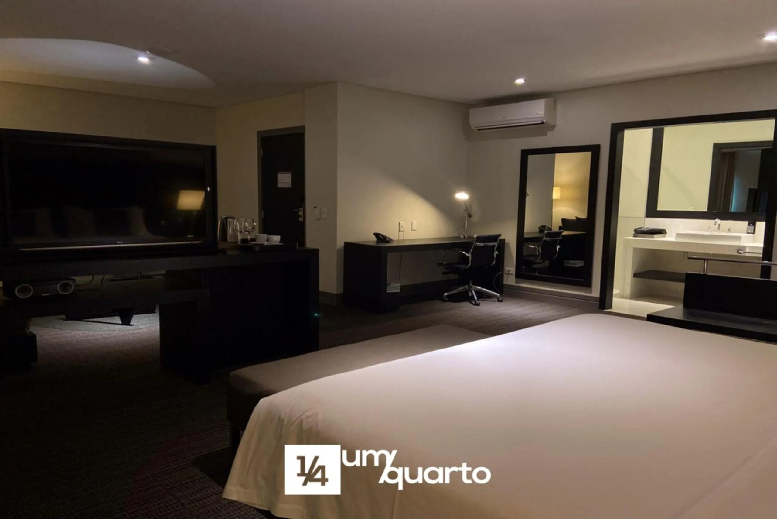 Photo of the whole room, Bed in Manhattan Floor