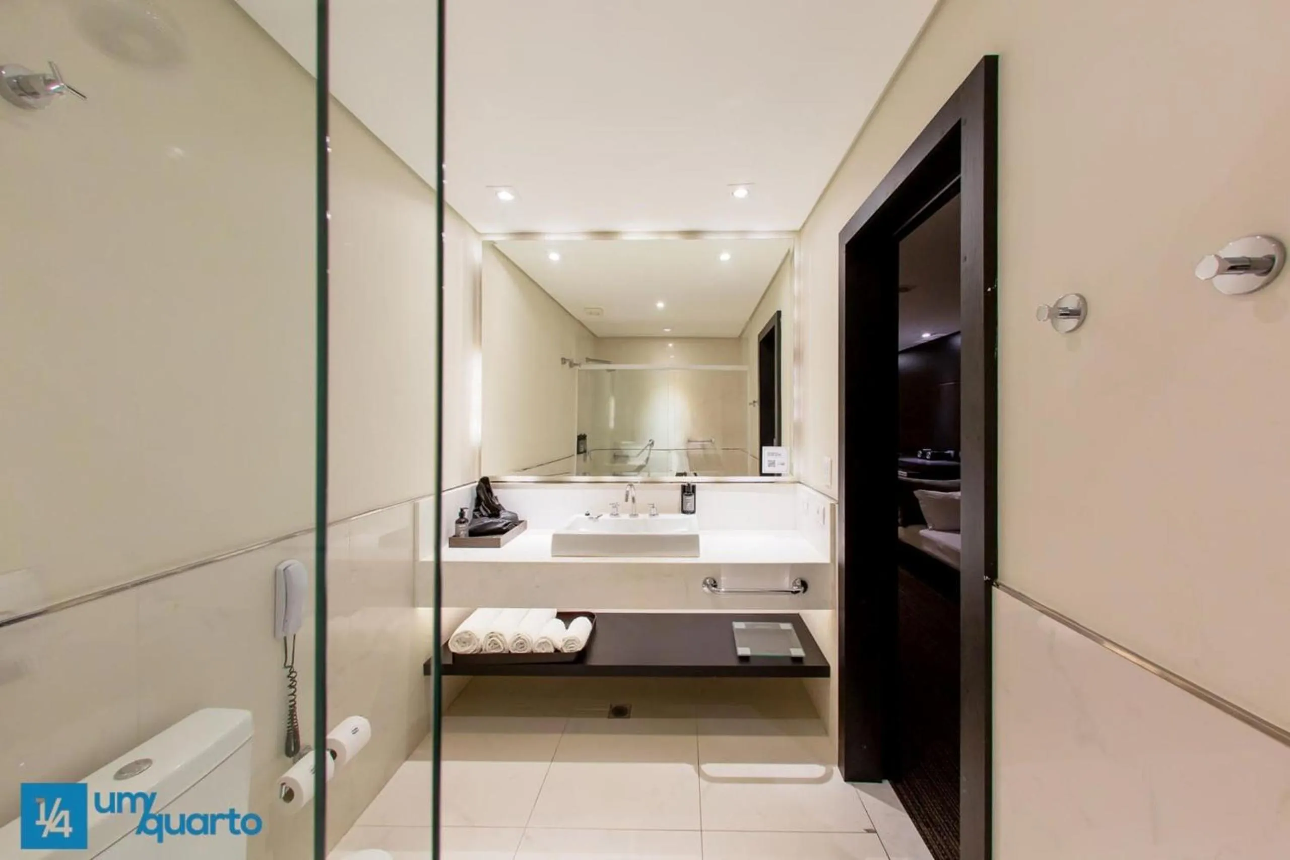 Bathroom, Bed in Manhattan Floor