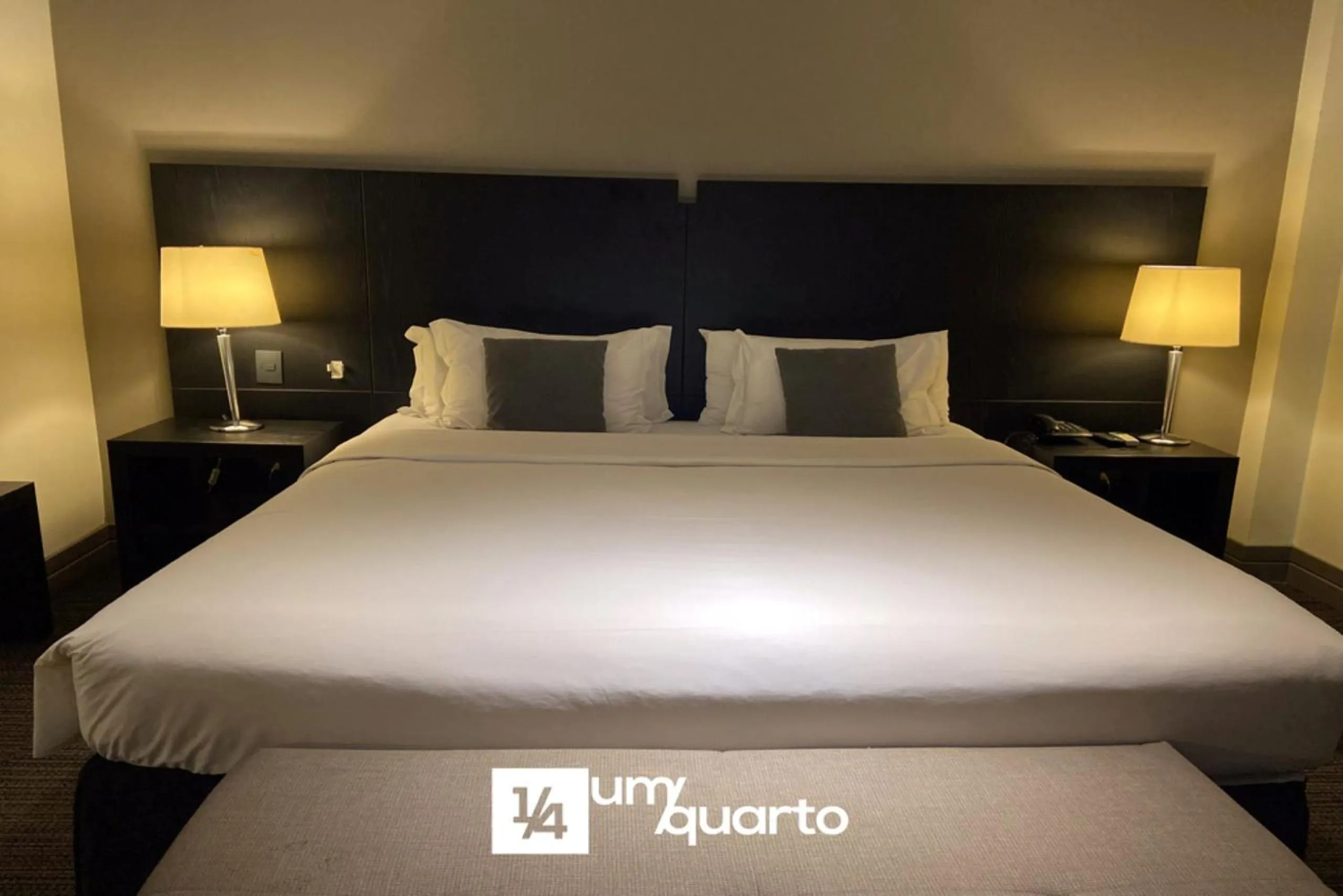 Bedroom, Bed in Manhattan Floor