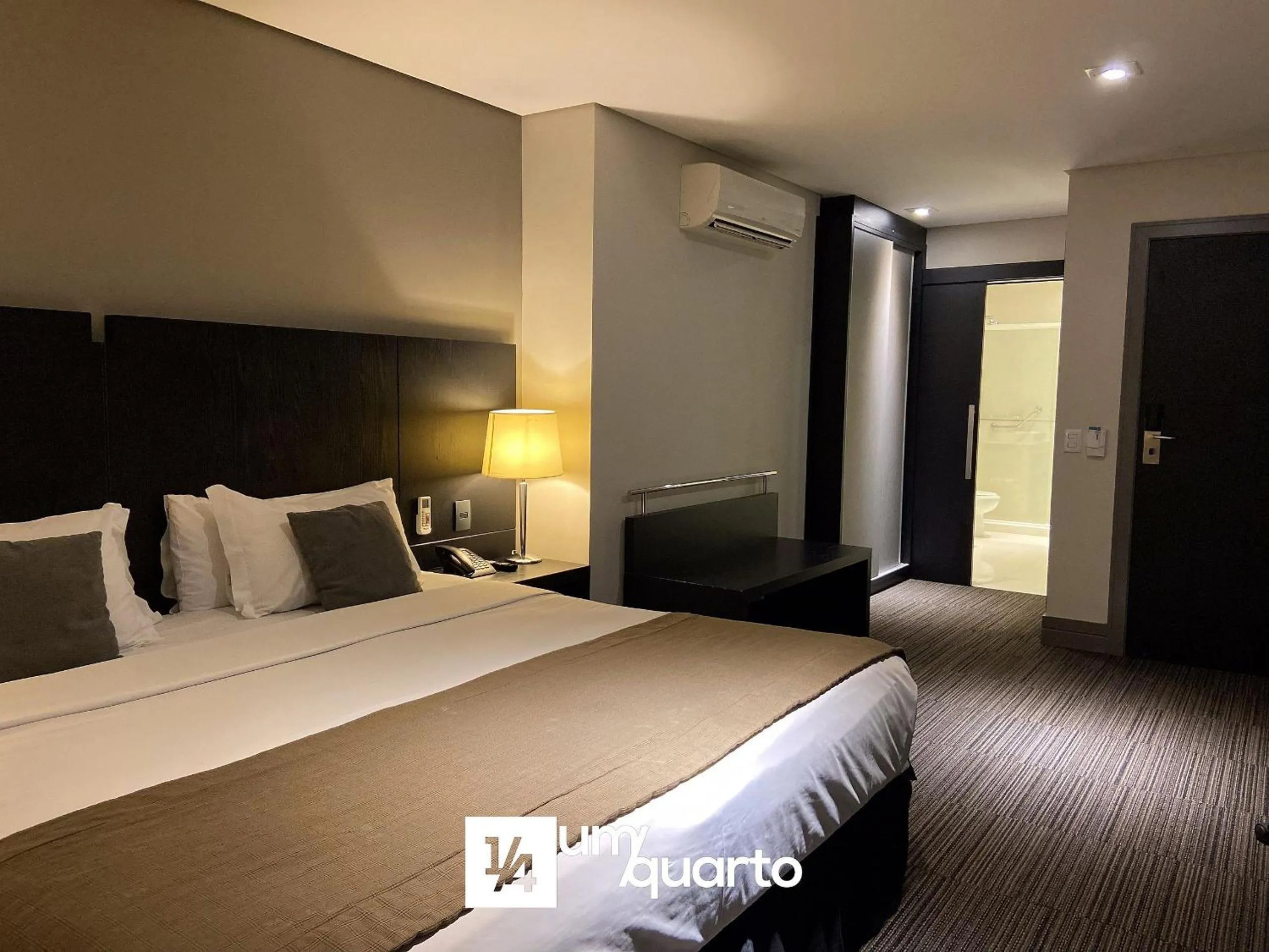 Bedroom, Bed in Manhattan Floor