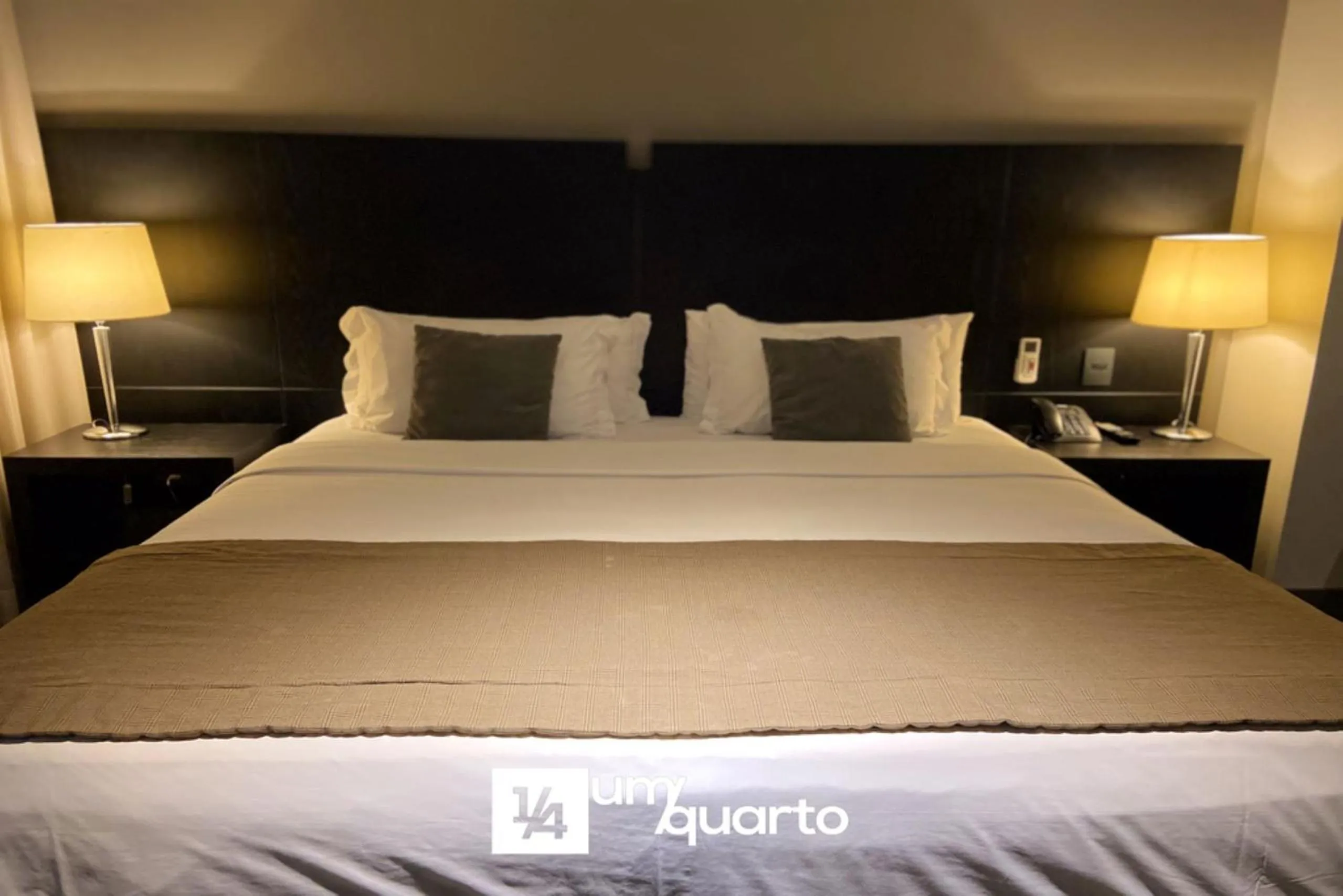 Bedroom, Bed in Manhattan Floor