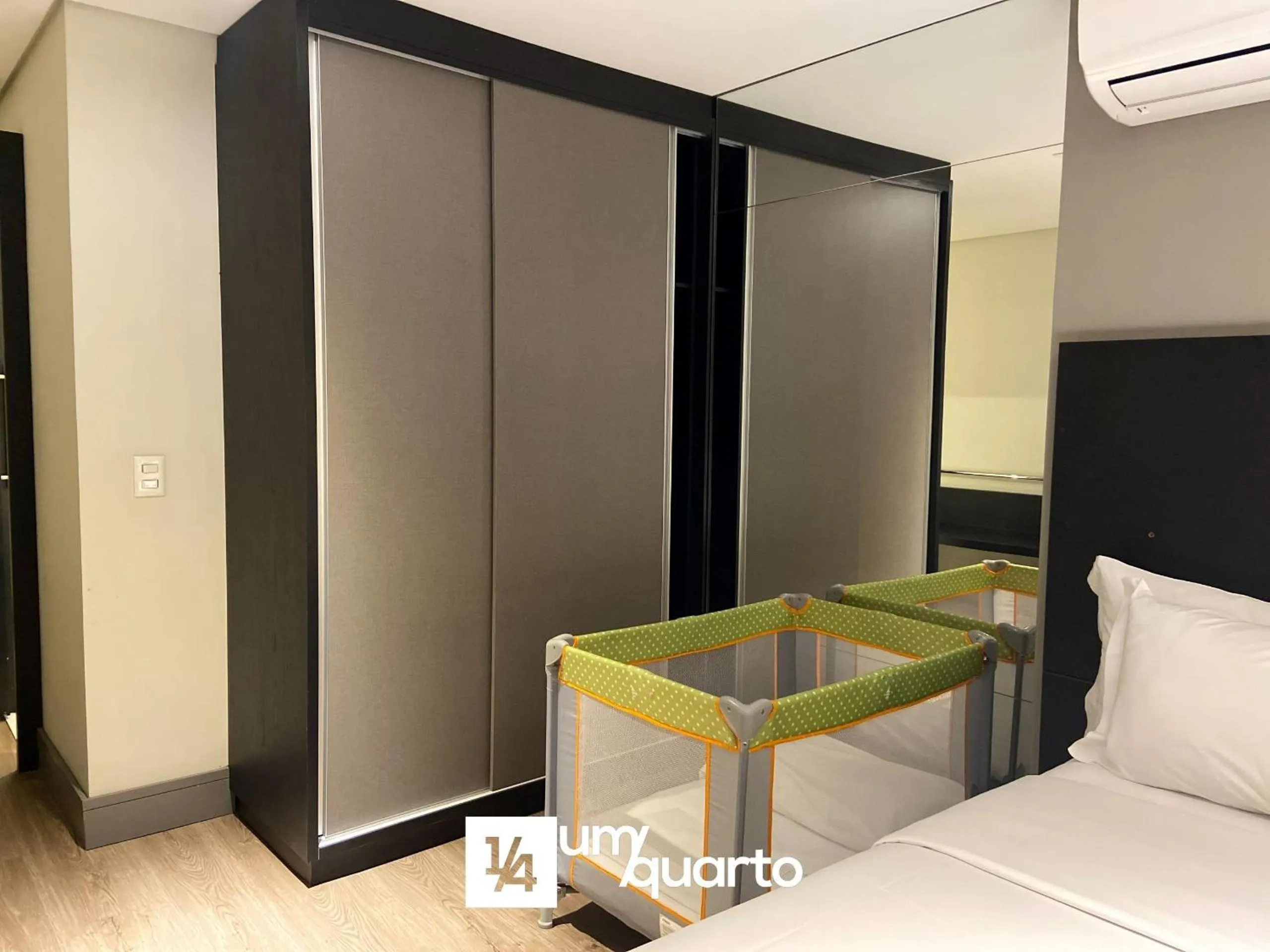 Bedroom, Bed in Manhattan Floor