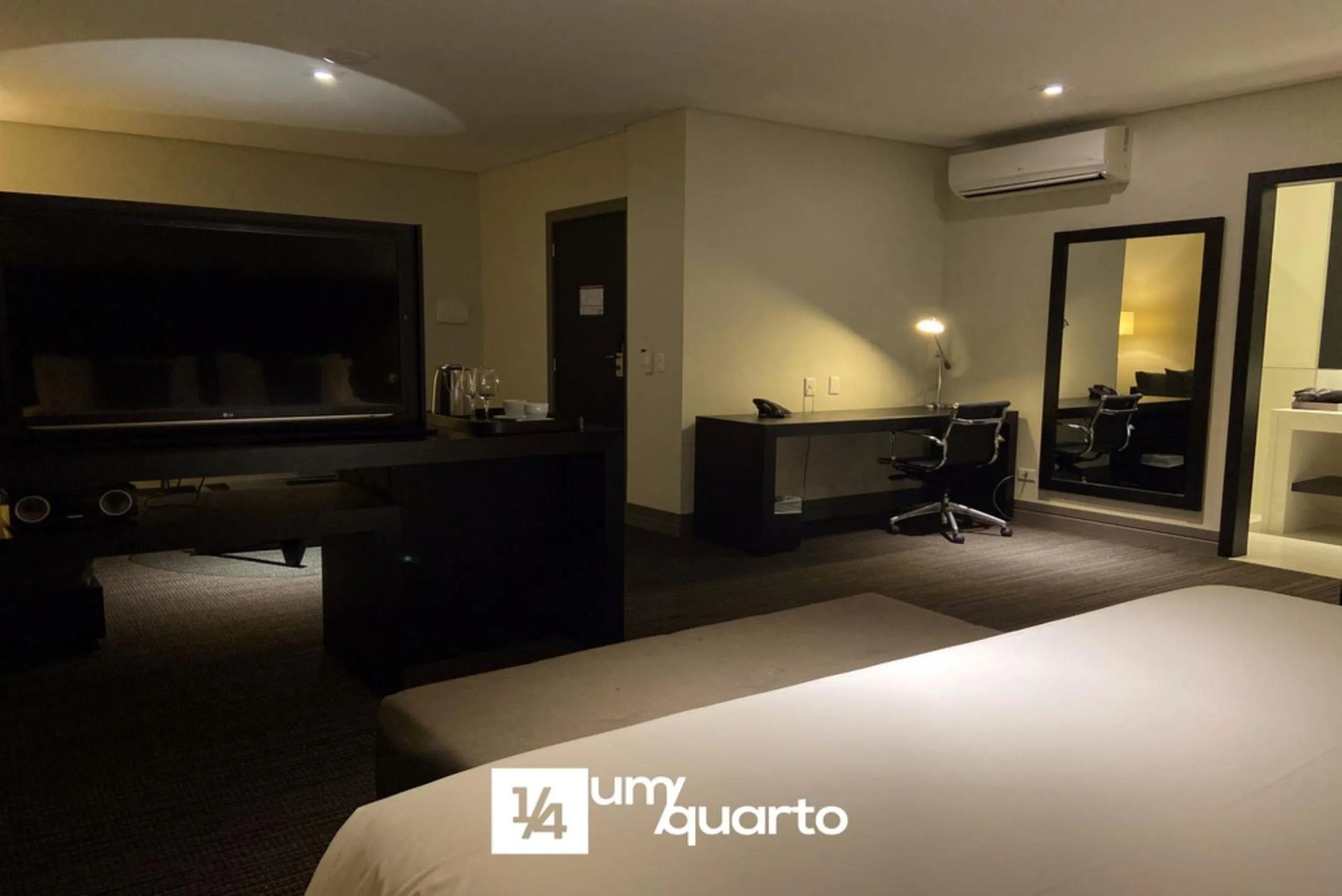 Bedroom, Bed in Manhattan Floor