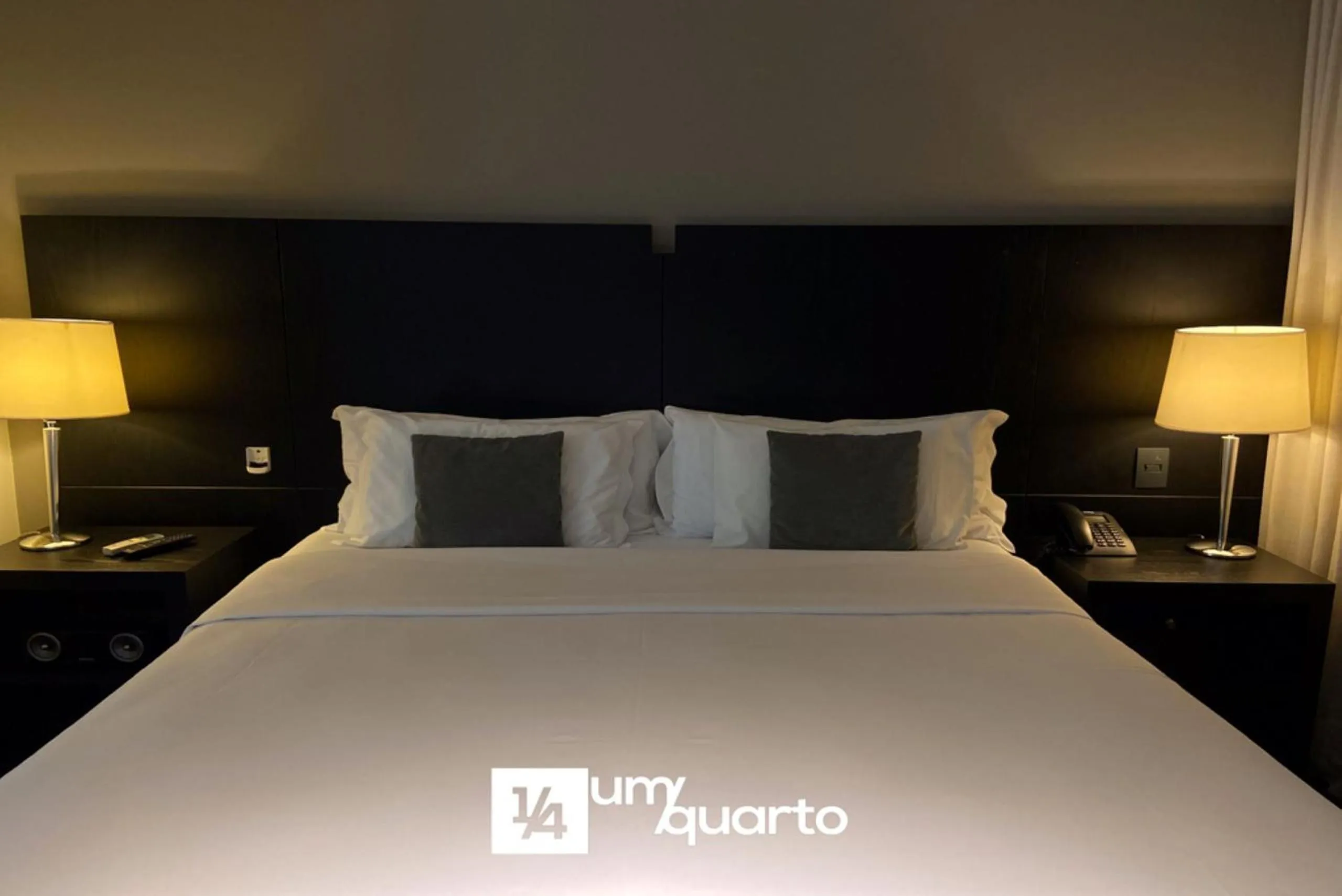 Bedroom, Bed in Manhattan Floor