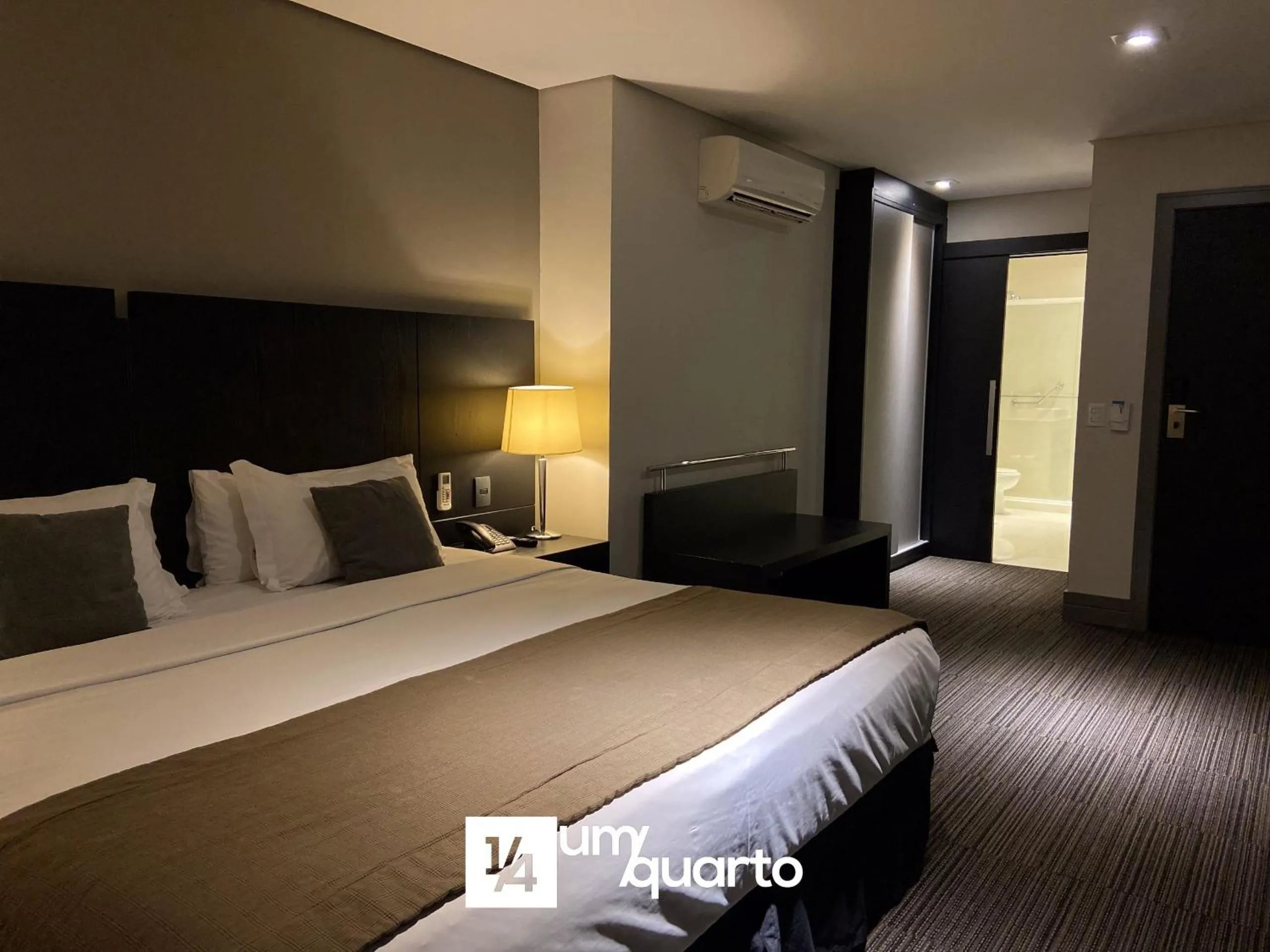 Bedroom, Bed in Manhattan Floor