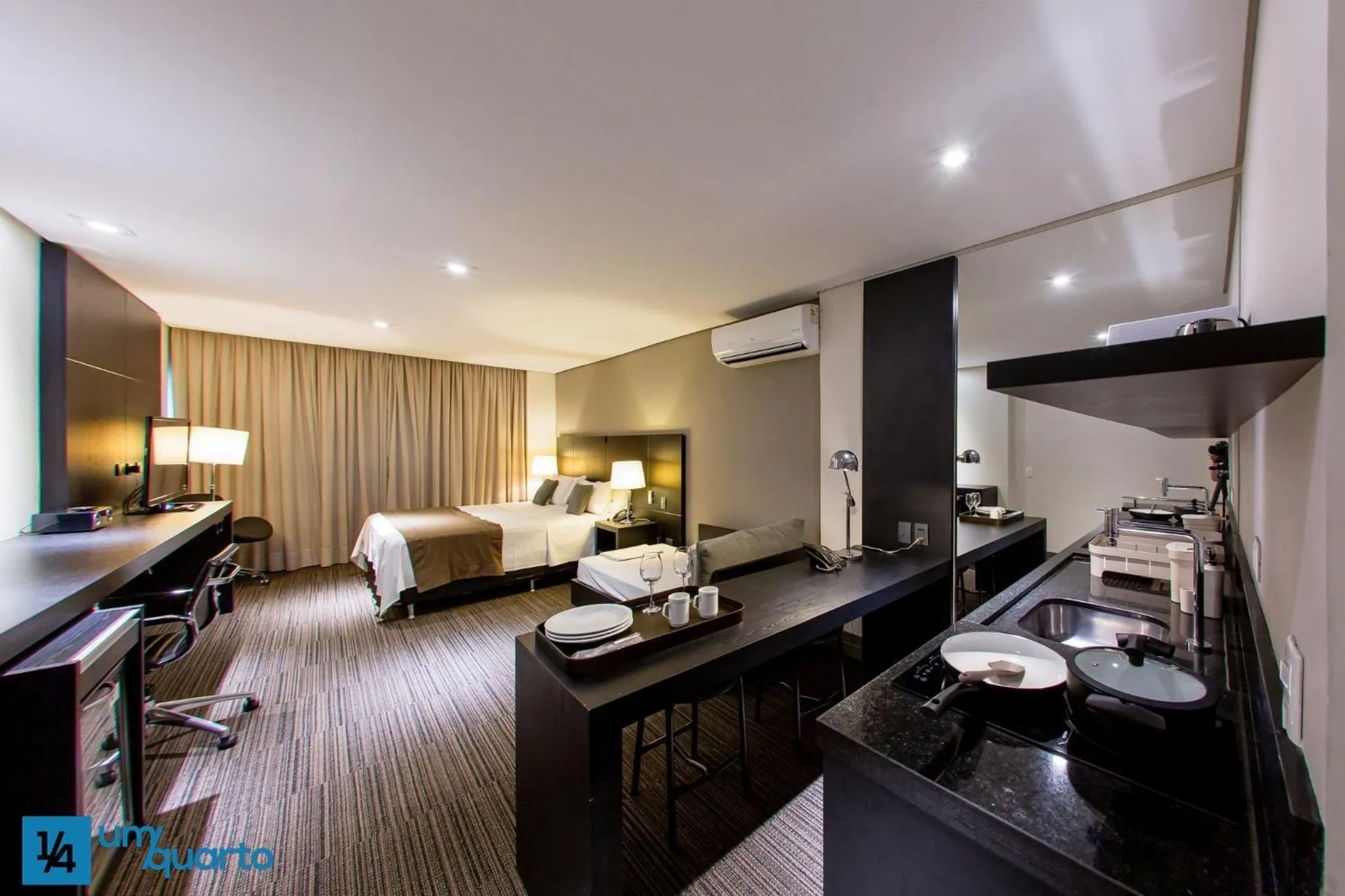 Bedroom, Bed in Manhattan Floor