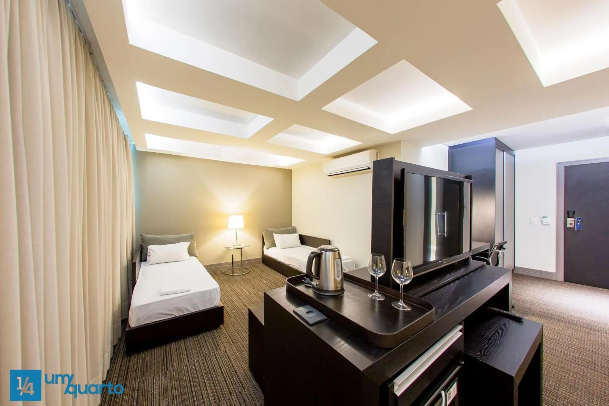 Bedroom, Bed in Manhattan Floor