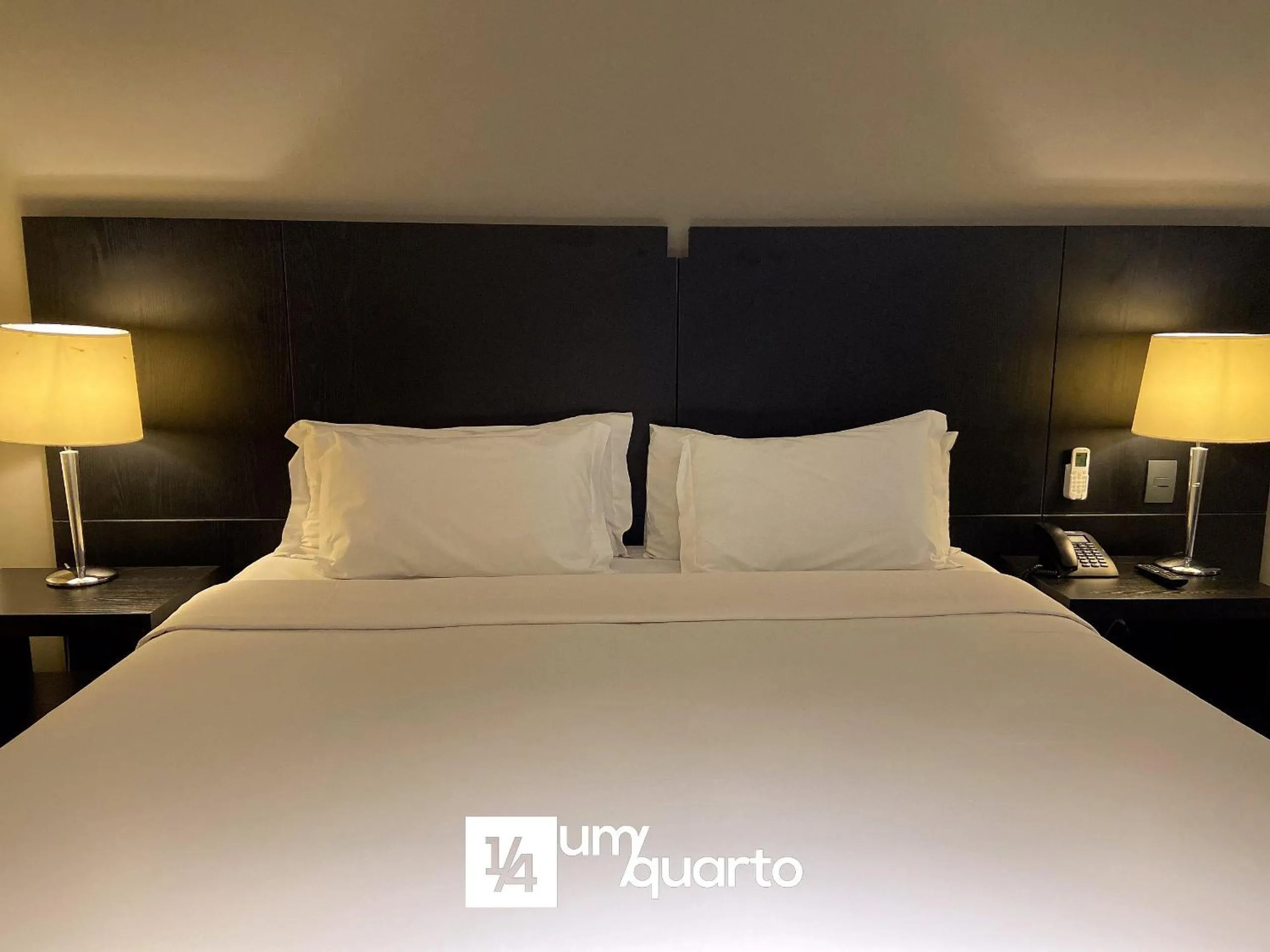 Bedroom, Bed in Manhattan Floor