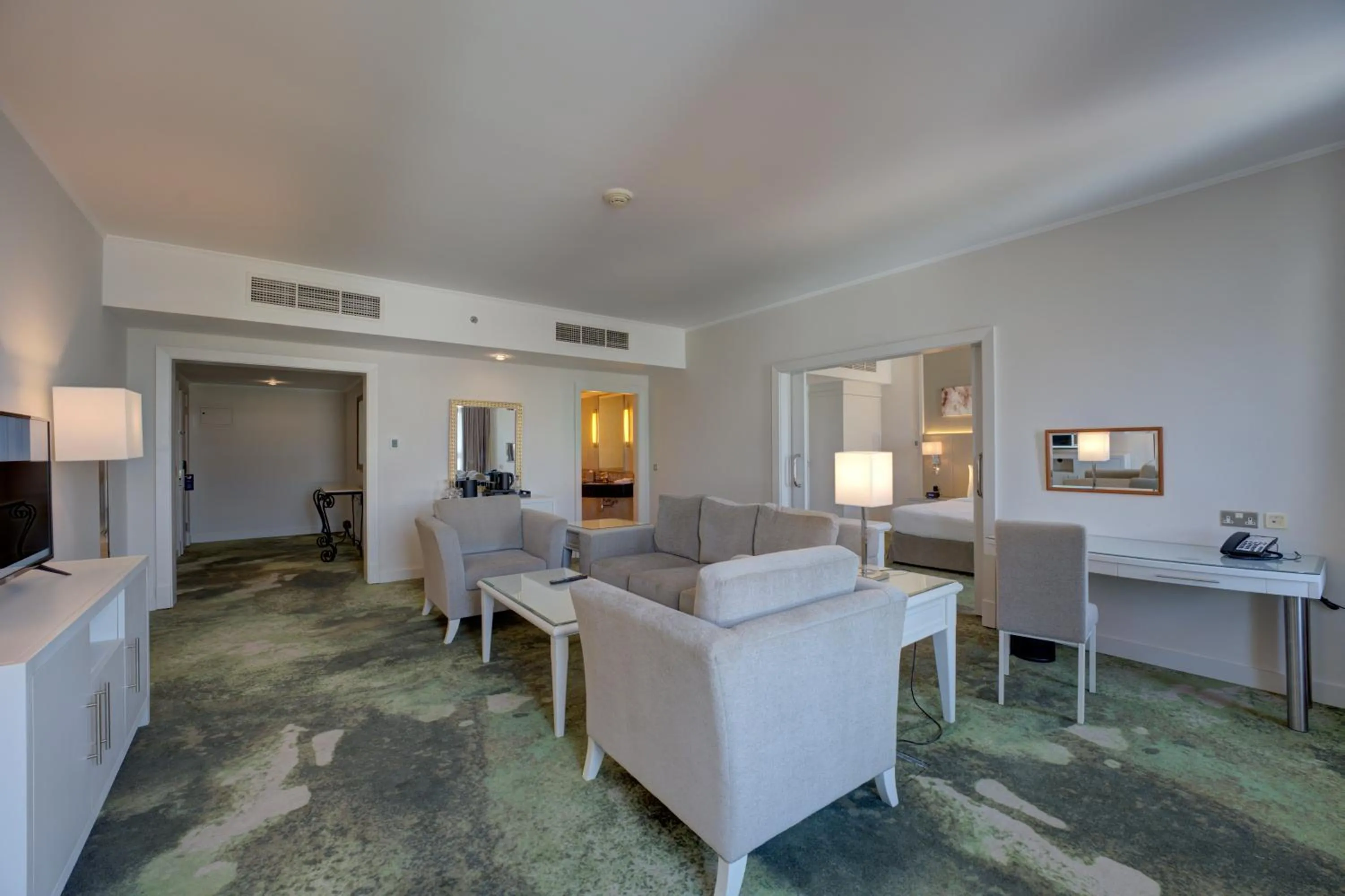 Living room in Millennium Lakeview Hotel