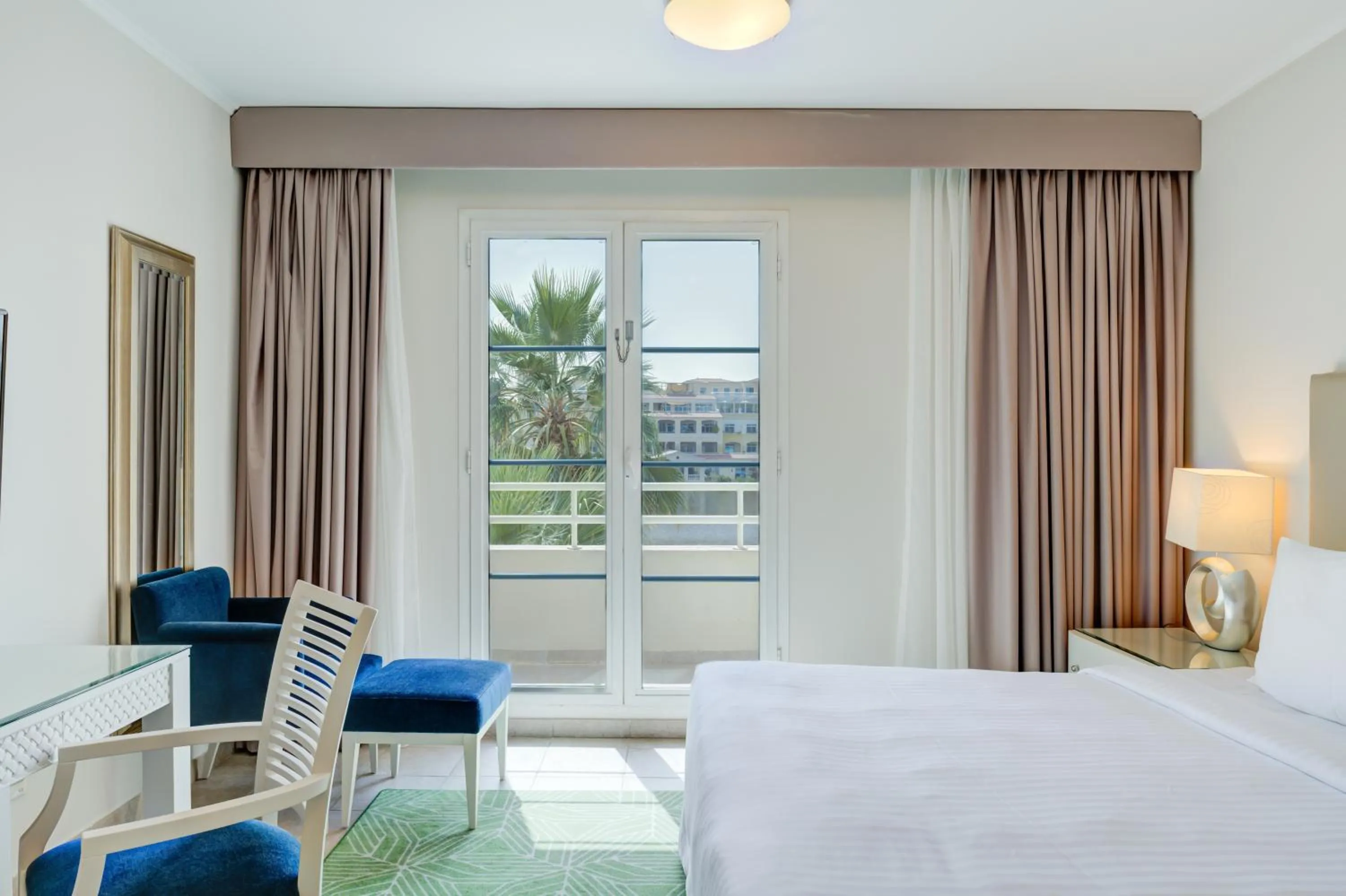 Bedroom, Bed in Copthorne Lakeview Hotel Dubai, Green Community