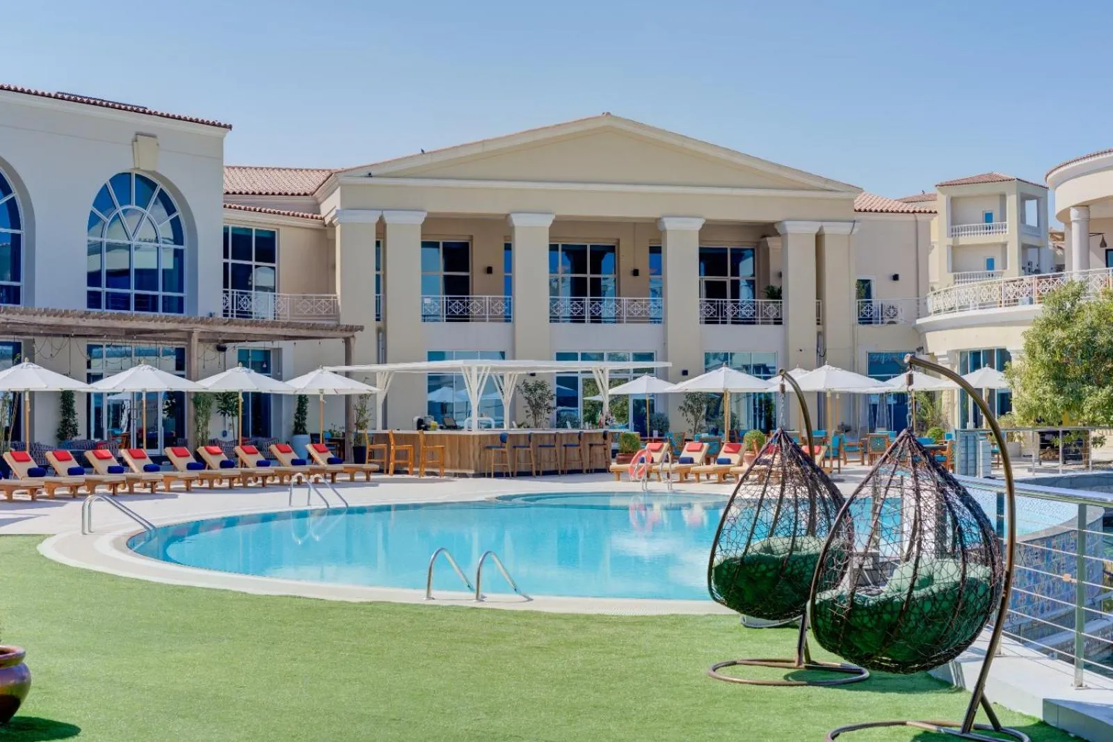 Swimming pool in Millennium Lakeview Hotel