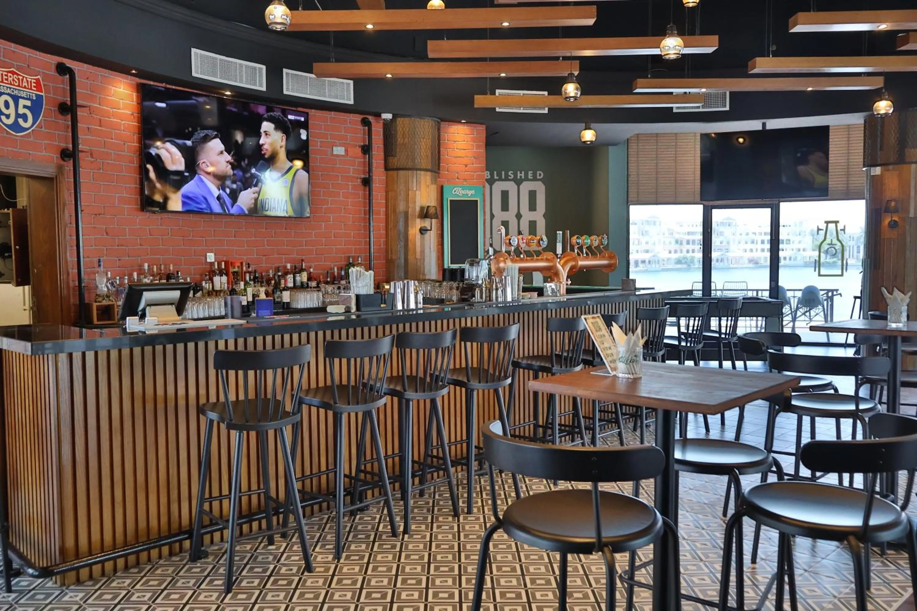 Lounge or bar in Millennium Lakeview Hotel
