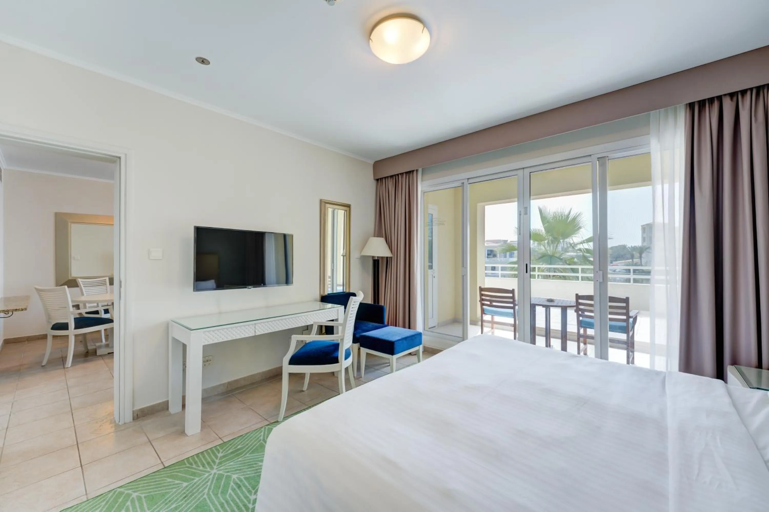 Bedroom, Bed in Copthorne Lakeview Hotel Dubai, Green Community