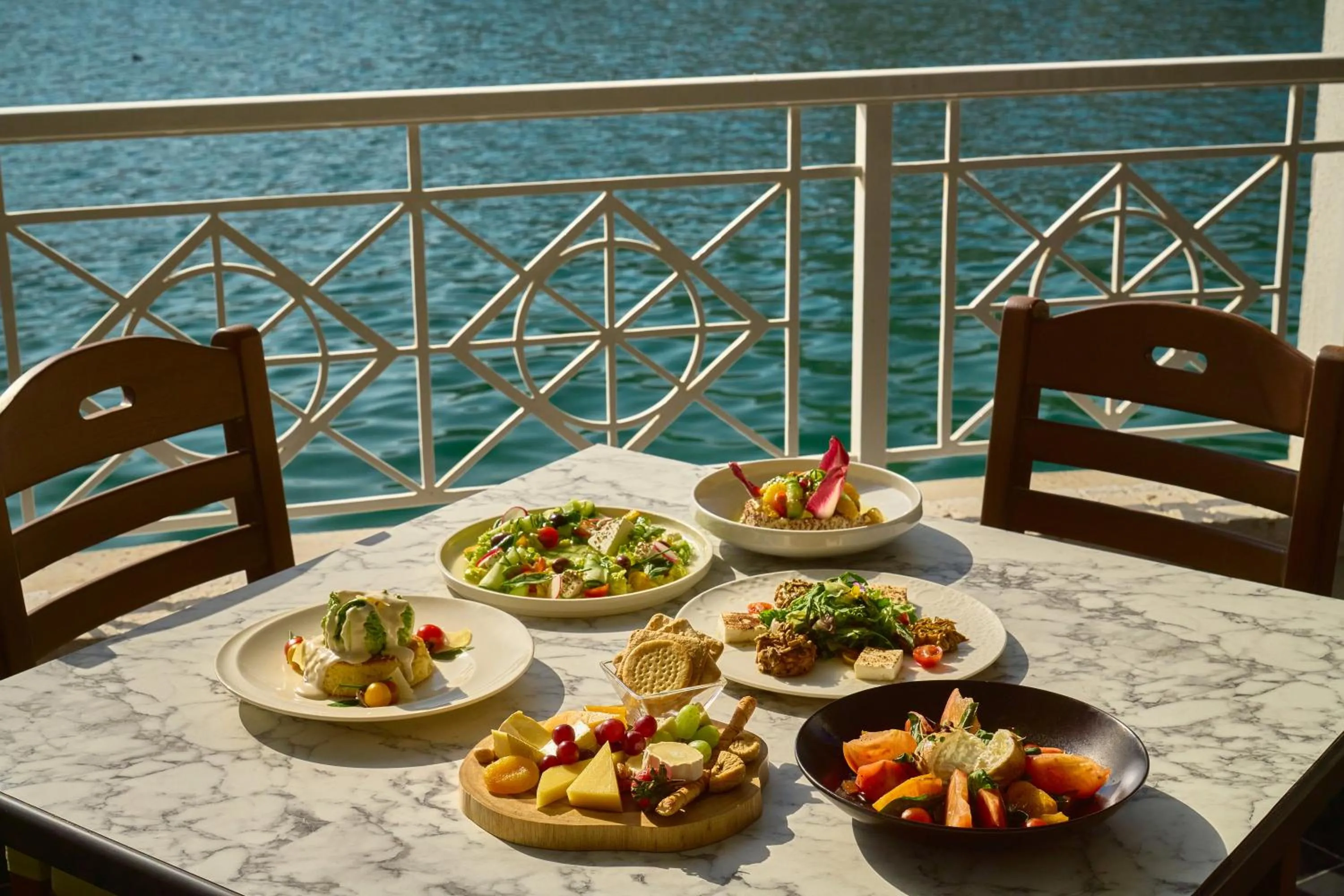 Restaurant/places to eat in Millennium Lakeview Hotel