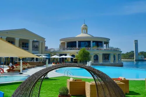 Swimming pool in Millennium Lakeview Hotel