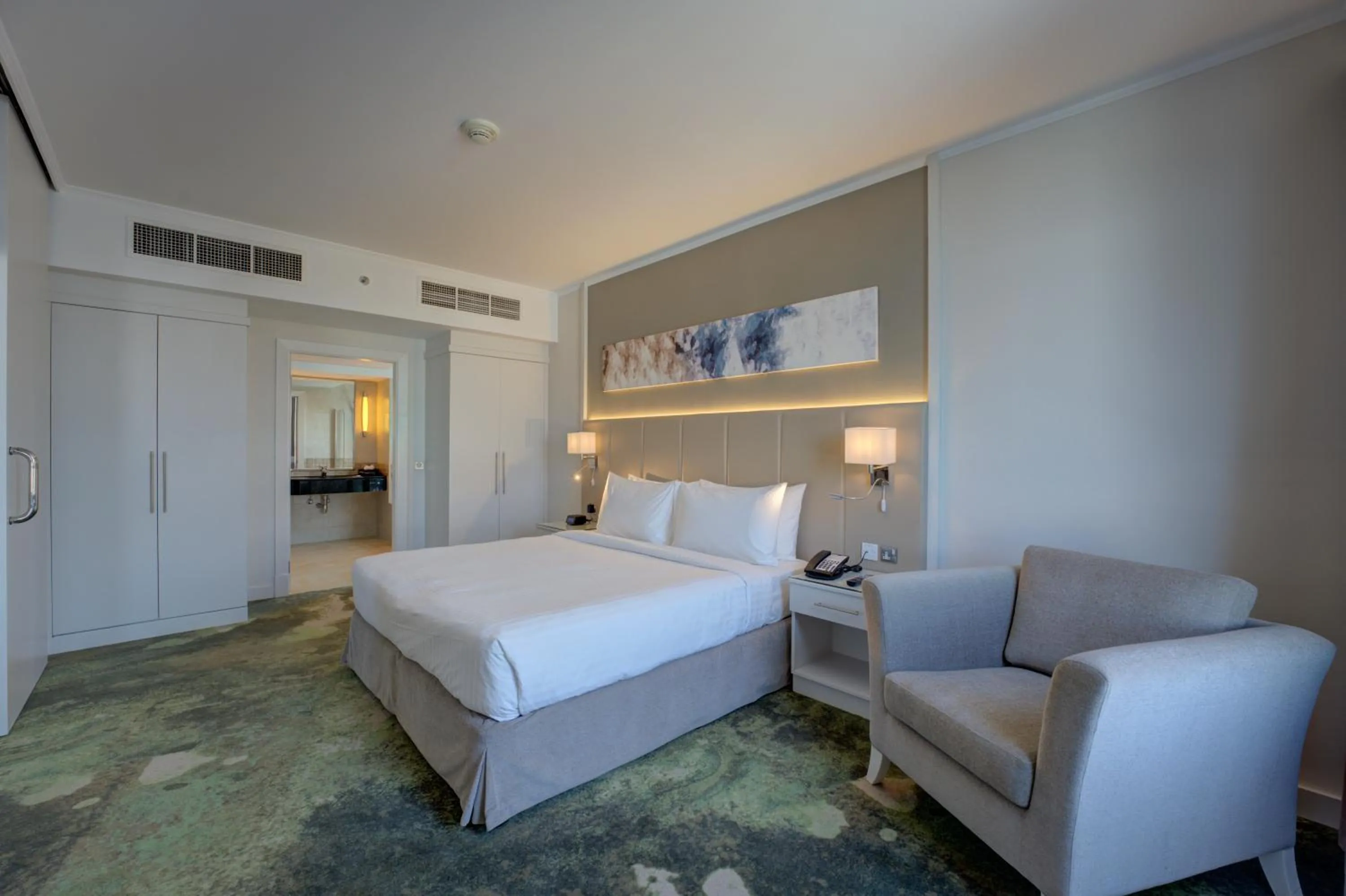 Bedroom, Bed in Millennium Lakeview Hotel