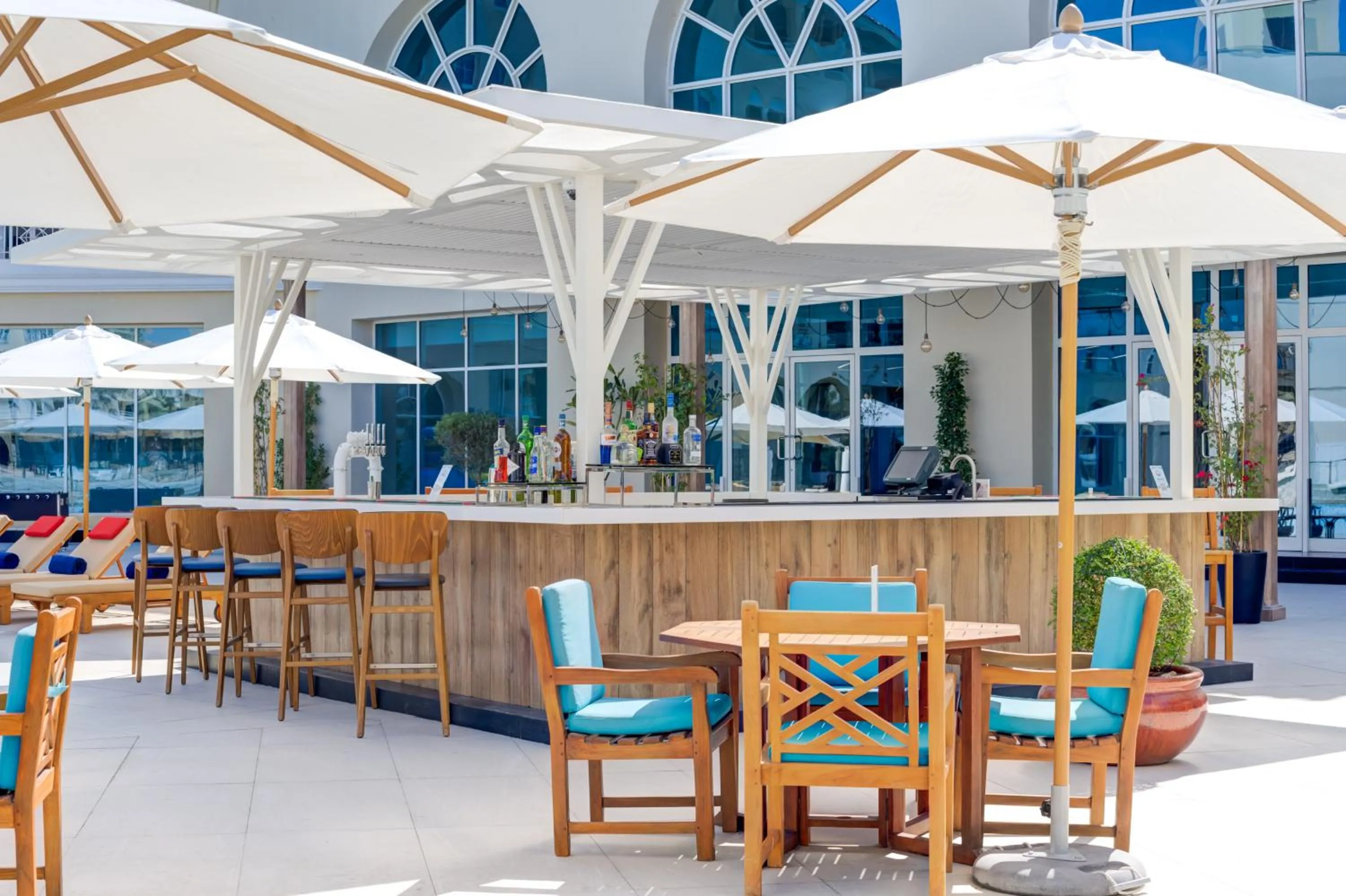 Lounge or bar in Millennium Lakeview Hotel