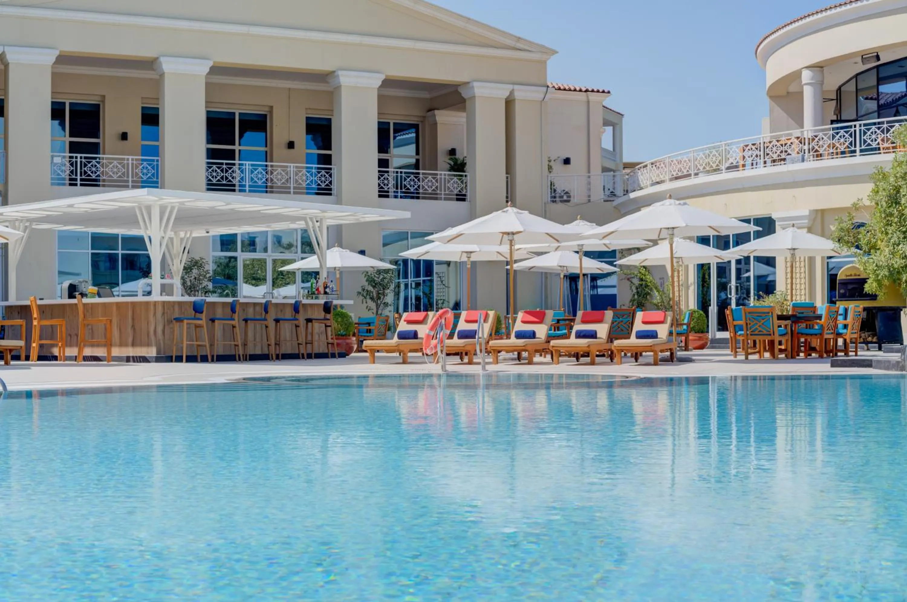 Swimming pool in Millennium Lakeview Hotel