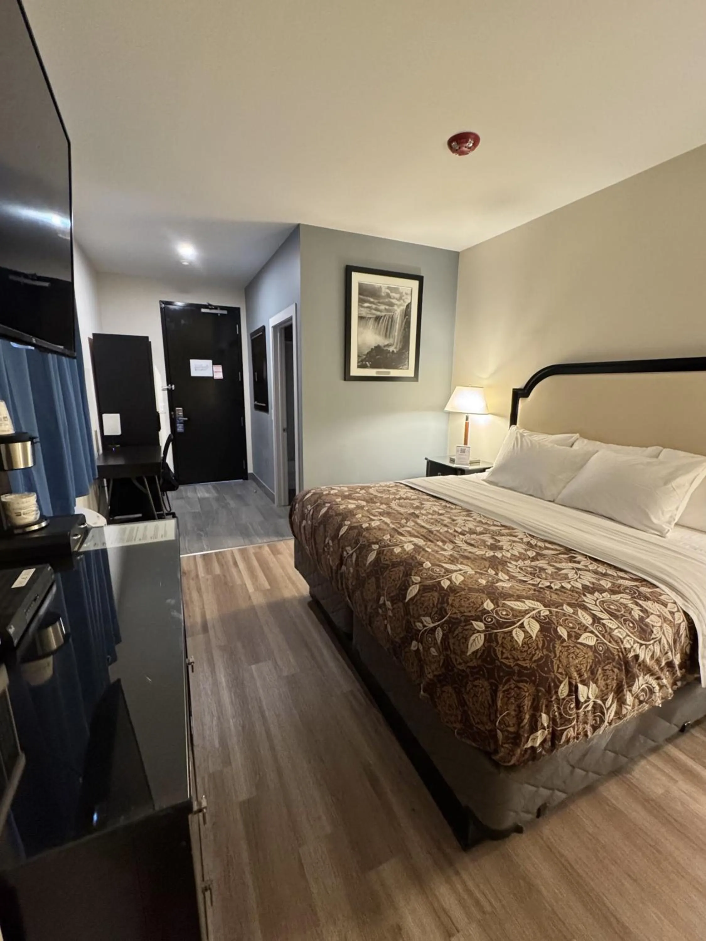 Bedroom, Bed in Big Bird Inn Wawa, SureStay Collection by Best Western