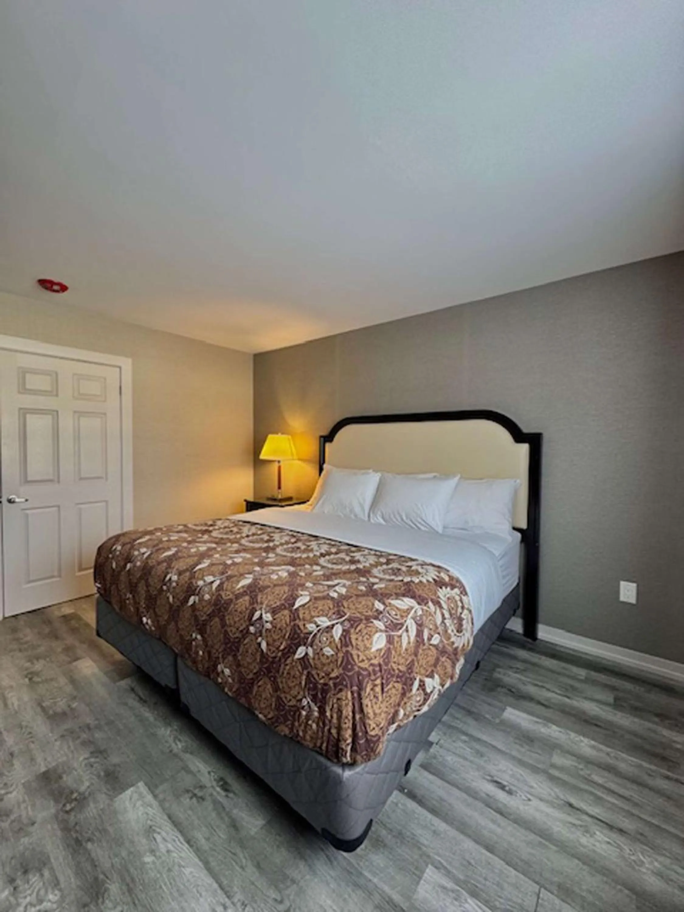 Bedroom, Bed in Big Bird Inn Wawa, SureStay Collection by Best Western