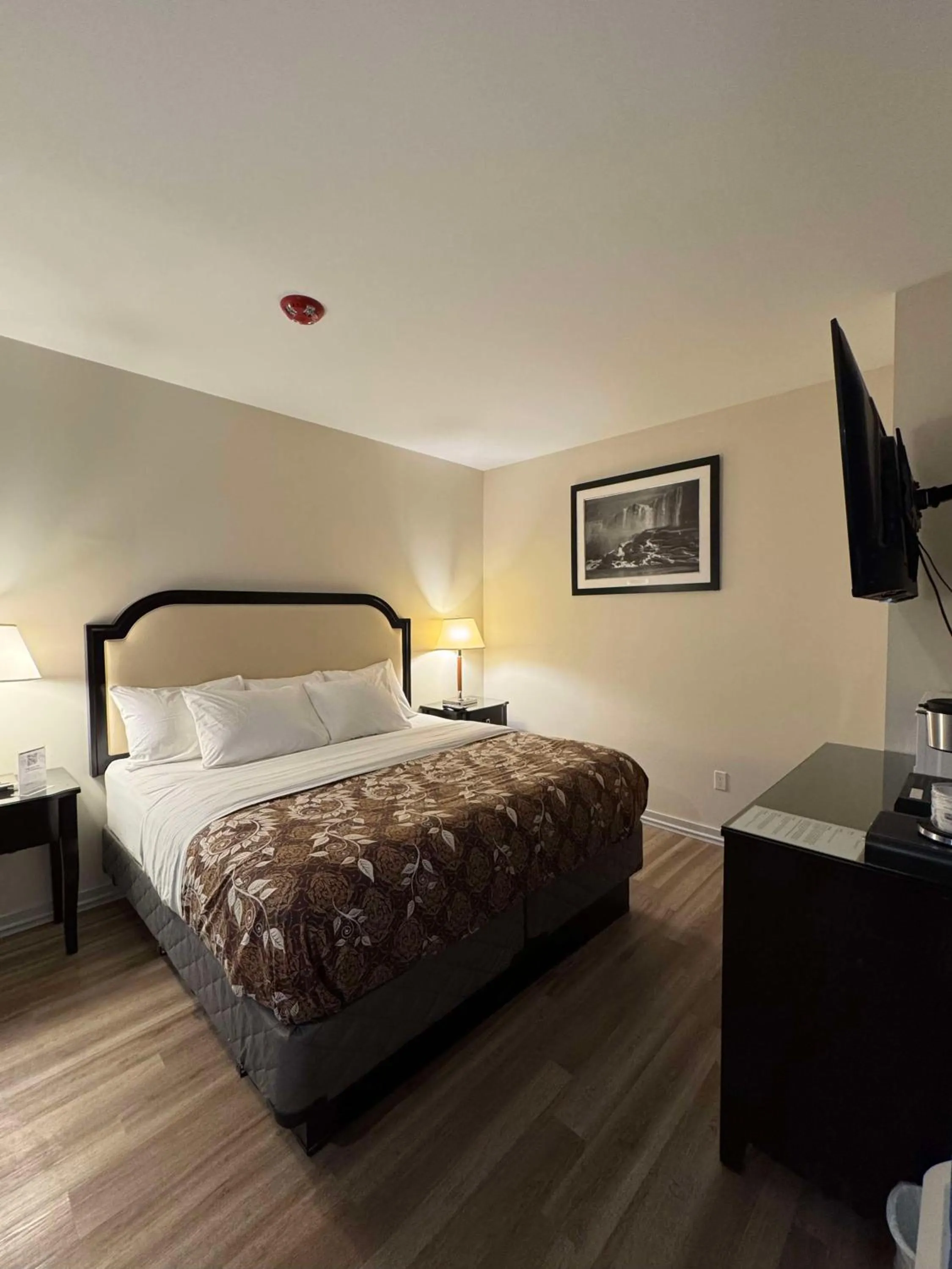 Bedroom, Bed in Big Bird Inn Wawa, SureStay Collection by Best Western