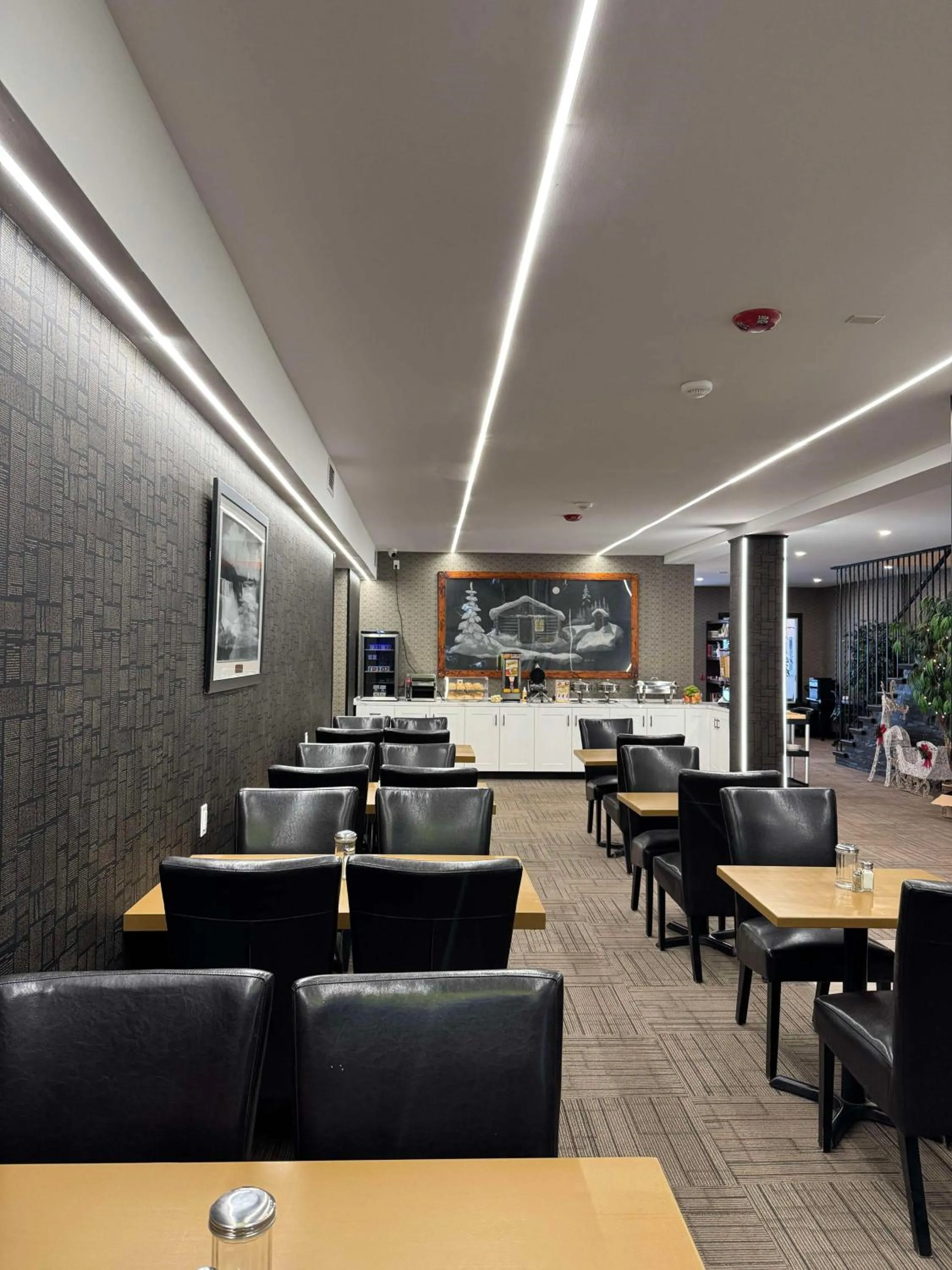 Restaurant/places to eat in Big Bird Inn Wawa, SureStay Collection by Best Western