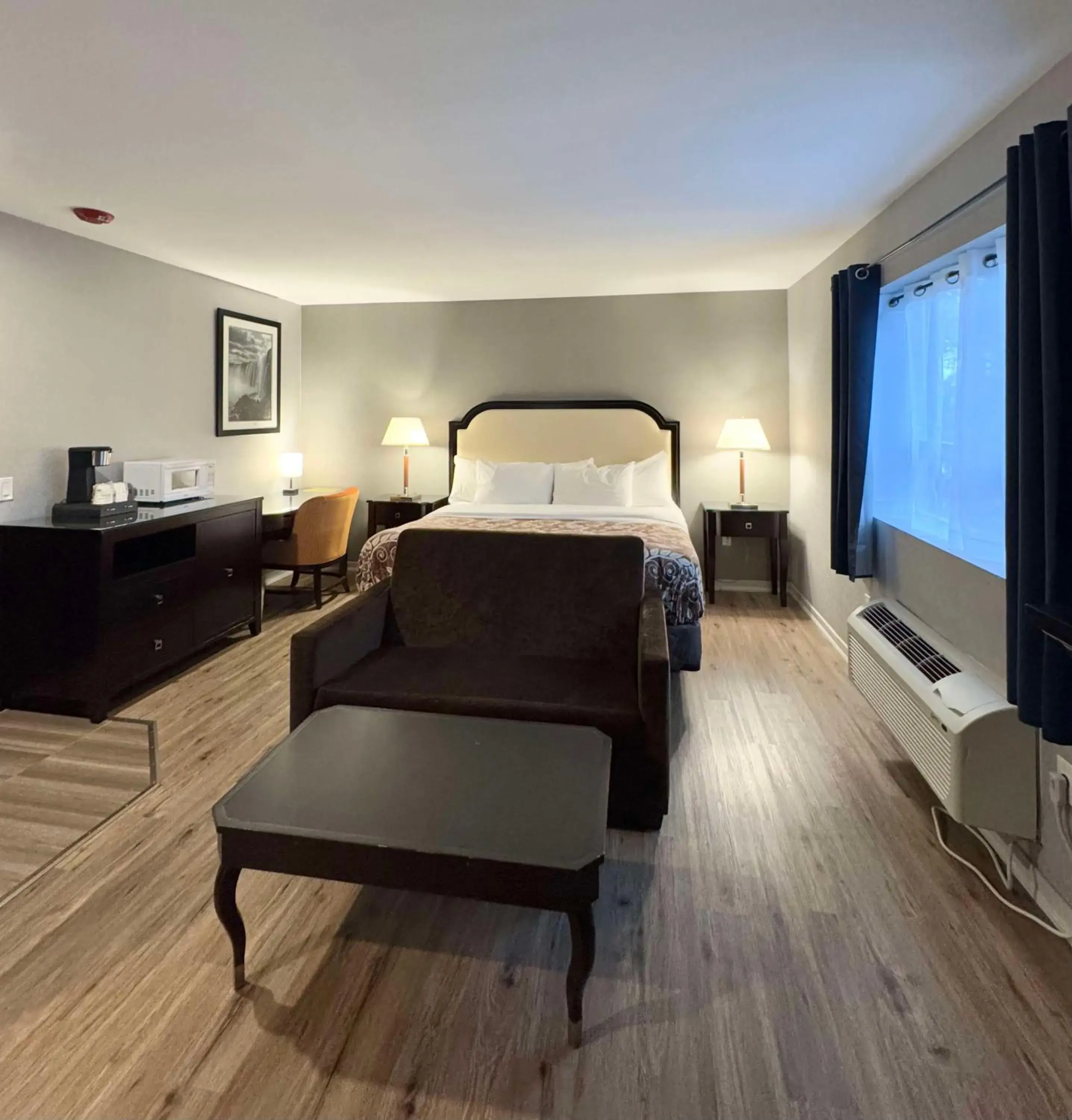 Bedroom, Bed in Big Bird Inn Wawa, SureStay Collection by Best Western Bedroom, Bed in Big Bird Inn Wawa, SureStay Collection by Best Western