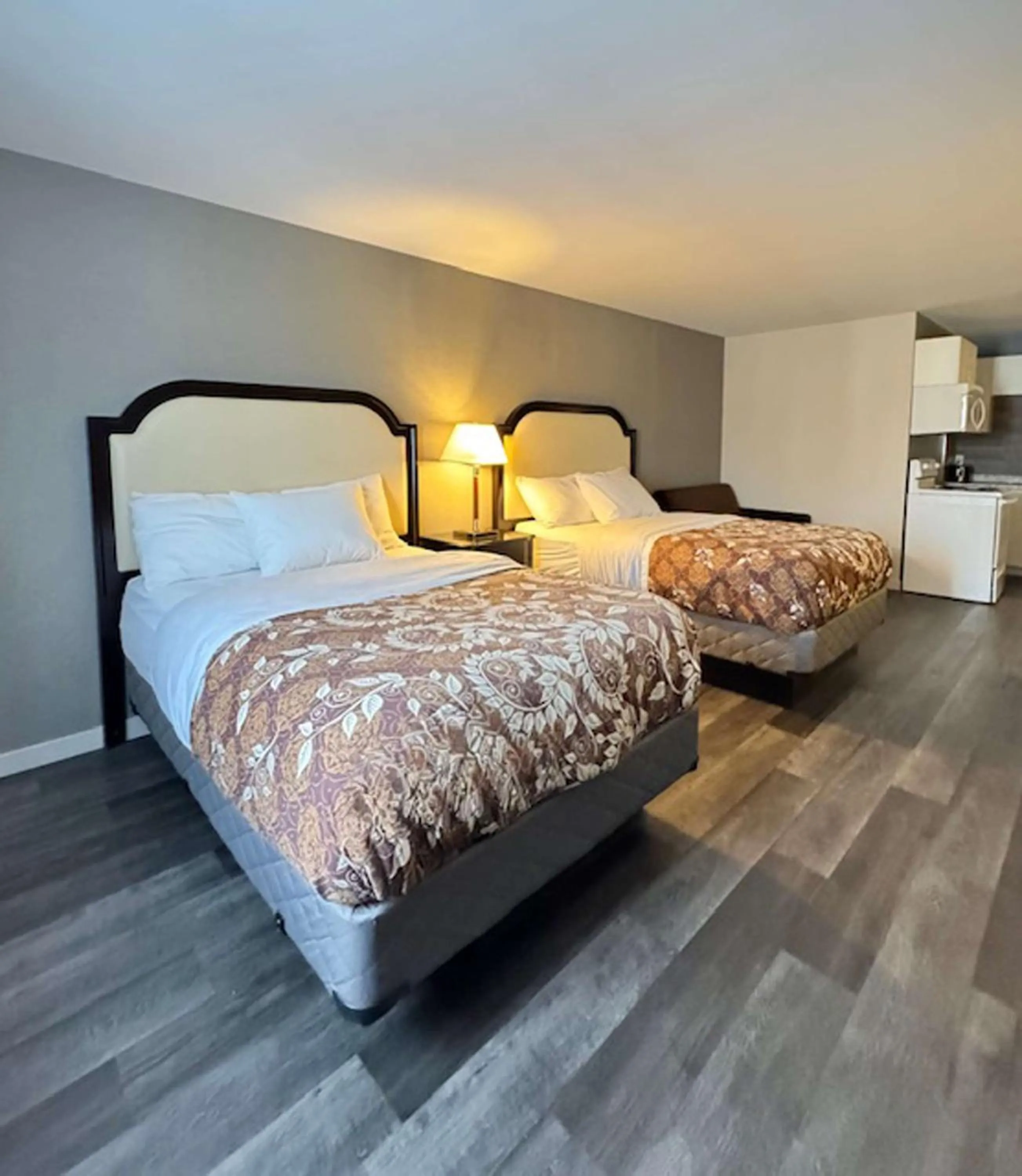 Bedroom, Bed in Big Bird Inn Wawa, SureStay Collection by Best Western